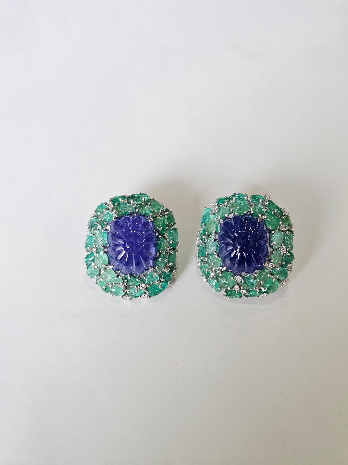 Boucles d'oreilles en or 18 carats, Tanzanites sculptées, Emeraudes sculptées et Diamants en vente 1