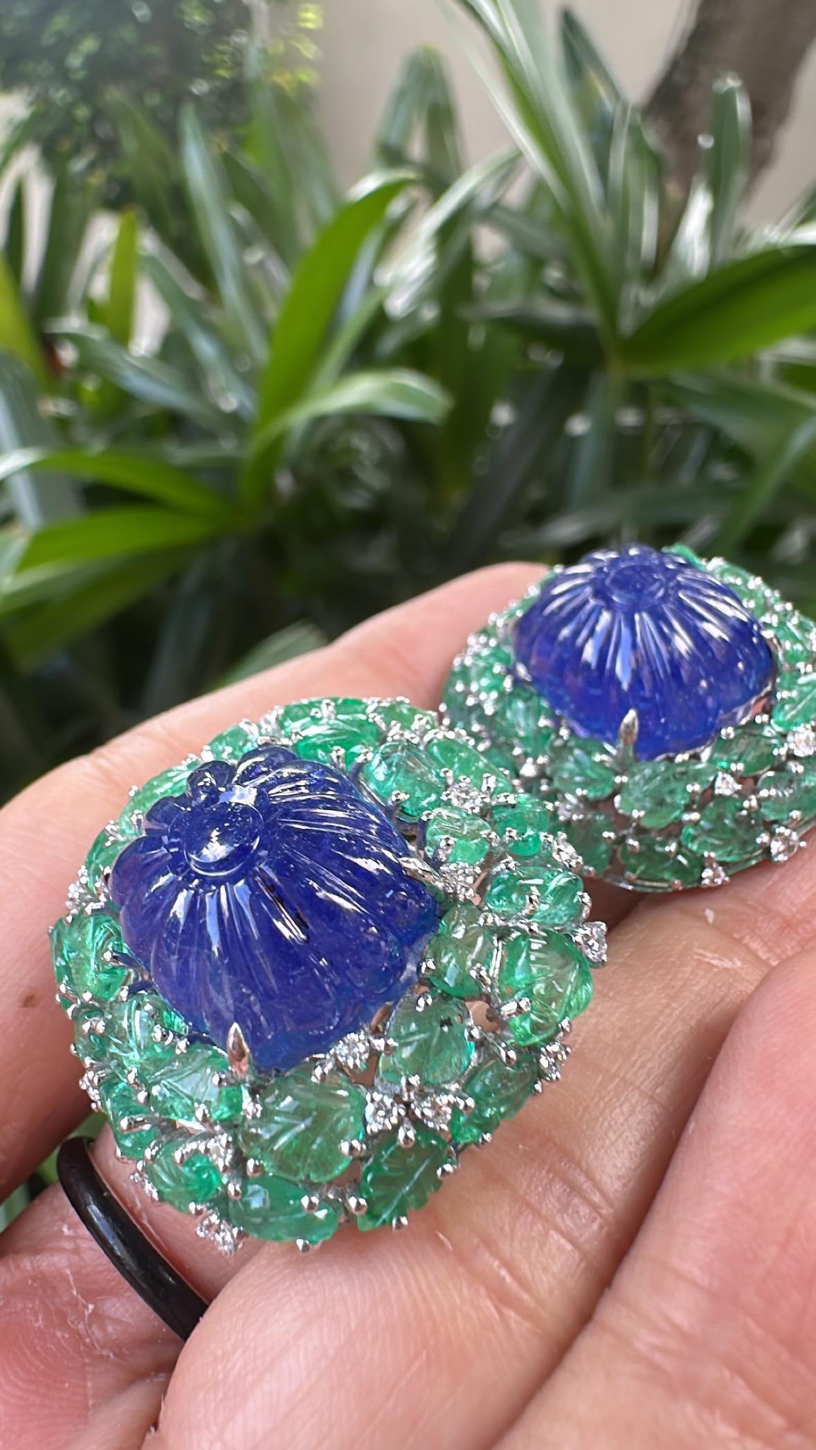 Boucles d'oreilles en or 18 carats, Tanzanites sculptées, Emeraudes sculptées et Diamants en vente 2