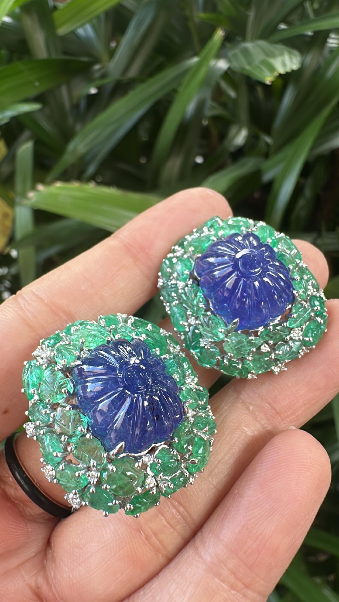 Boucles d'oreilles en or 18 carats, Tanzanites sculpt�ées, Emeraudes sculptées et Diamants en vente 3