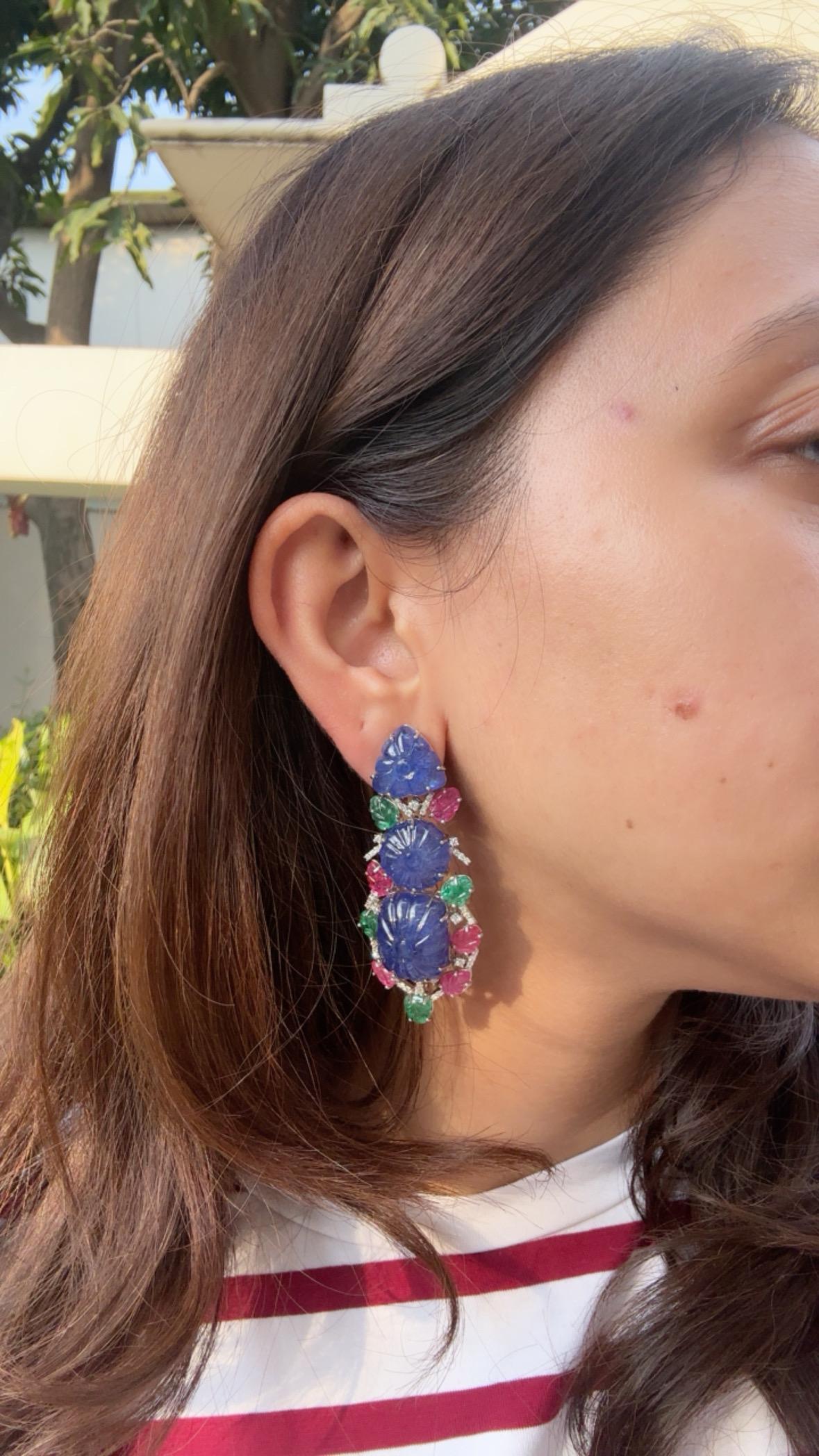 Boucles d'oreilles chandelier en or 18 carats, tanzanites, émeraudes, rubis et diamants sculptés en vente 4