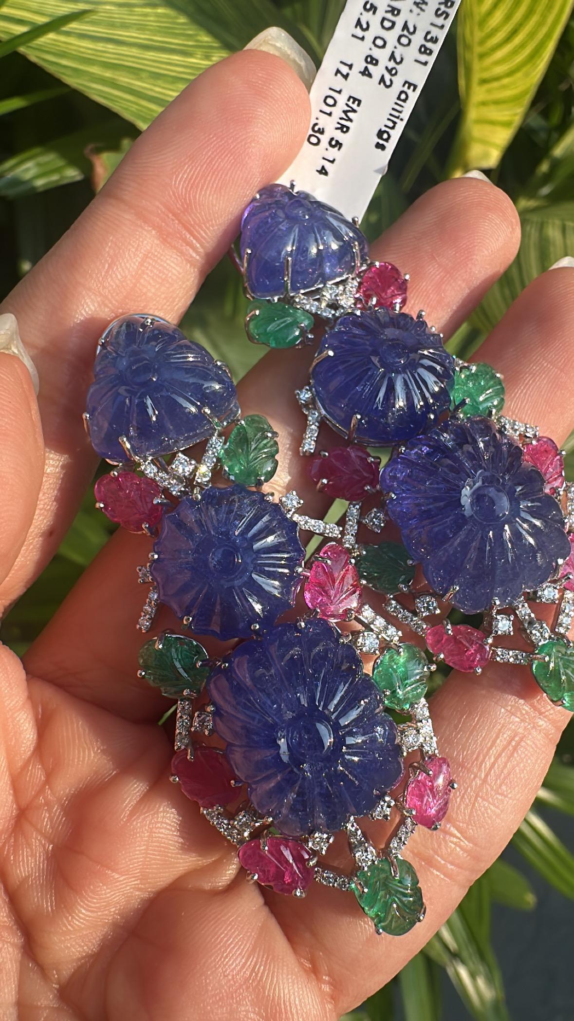 Boucles d'oreilles chandelier en or 18 carats, tanzanites, émeraudes, rubis et diamants sculptés en vente 5
