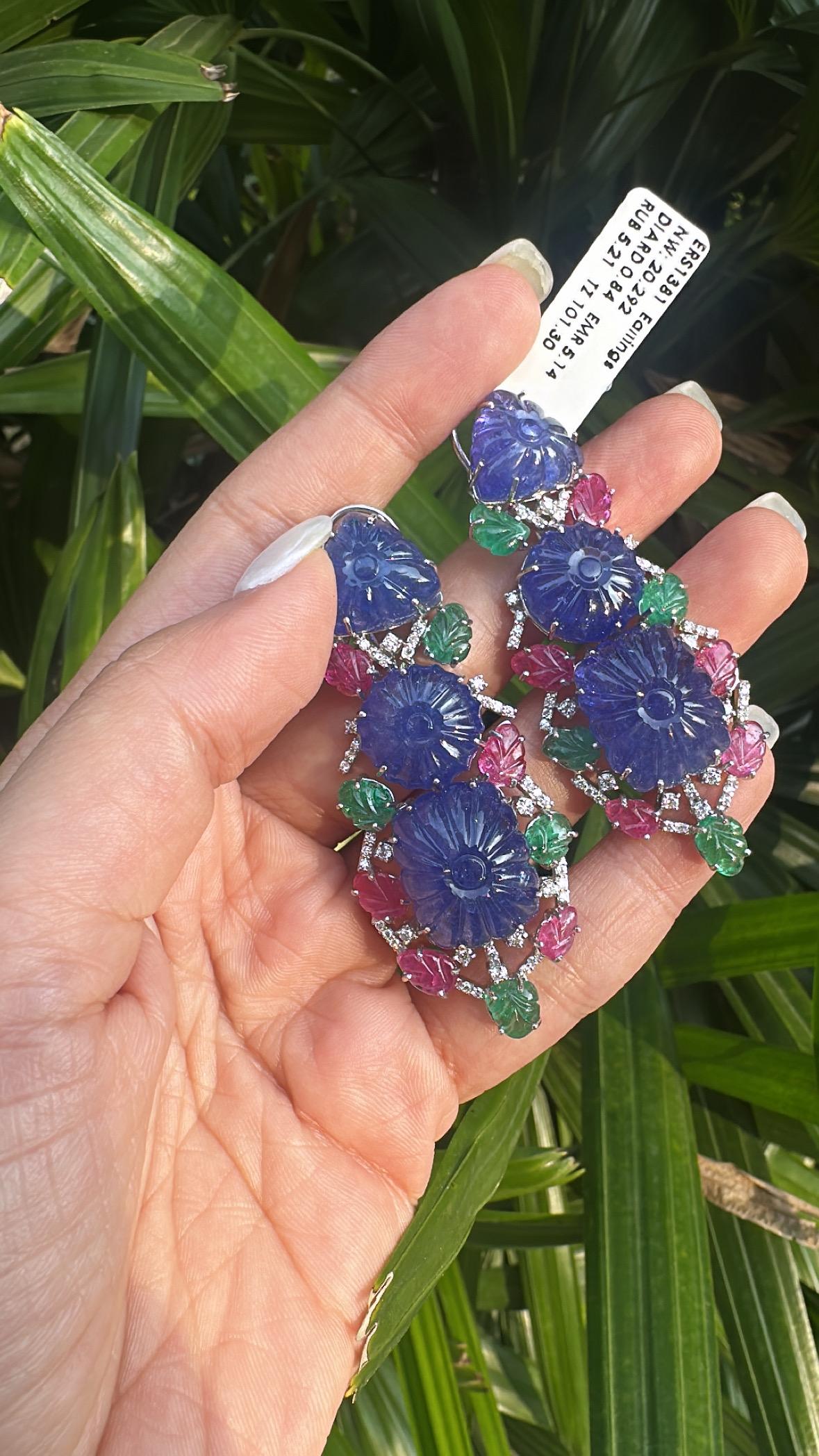 Boucles d'oreilles chandelier en or 18 carats, tanzanites, émeraudes, rubis et diamants sculptés en vente 6