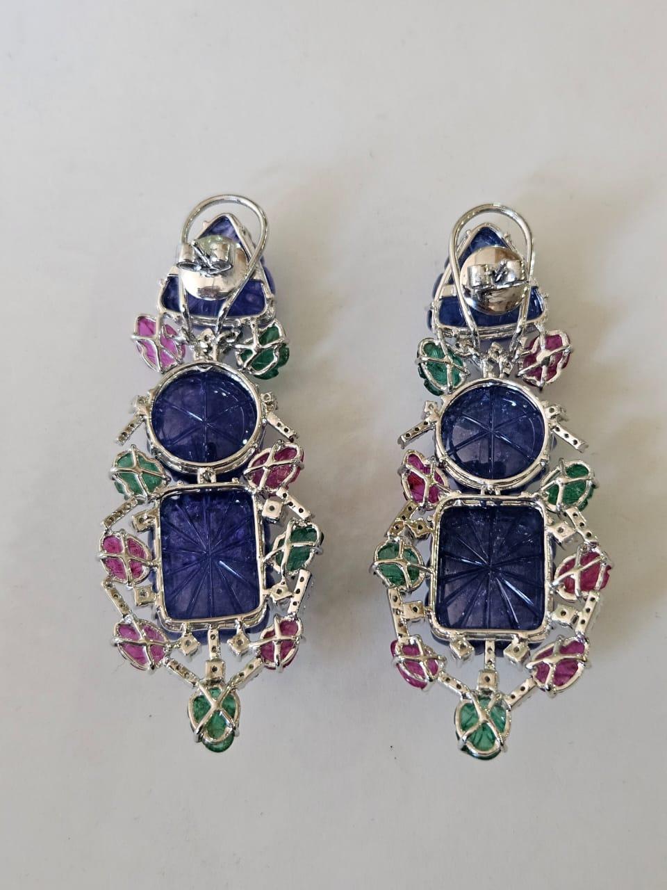 Art déco Boucles d'oreilles chandelier en or 18 carats, tanzanites, émeraudes, rubis et diamants sculptés en vente