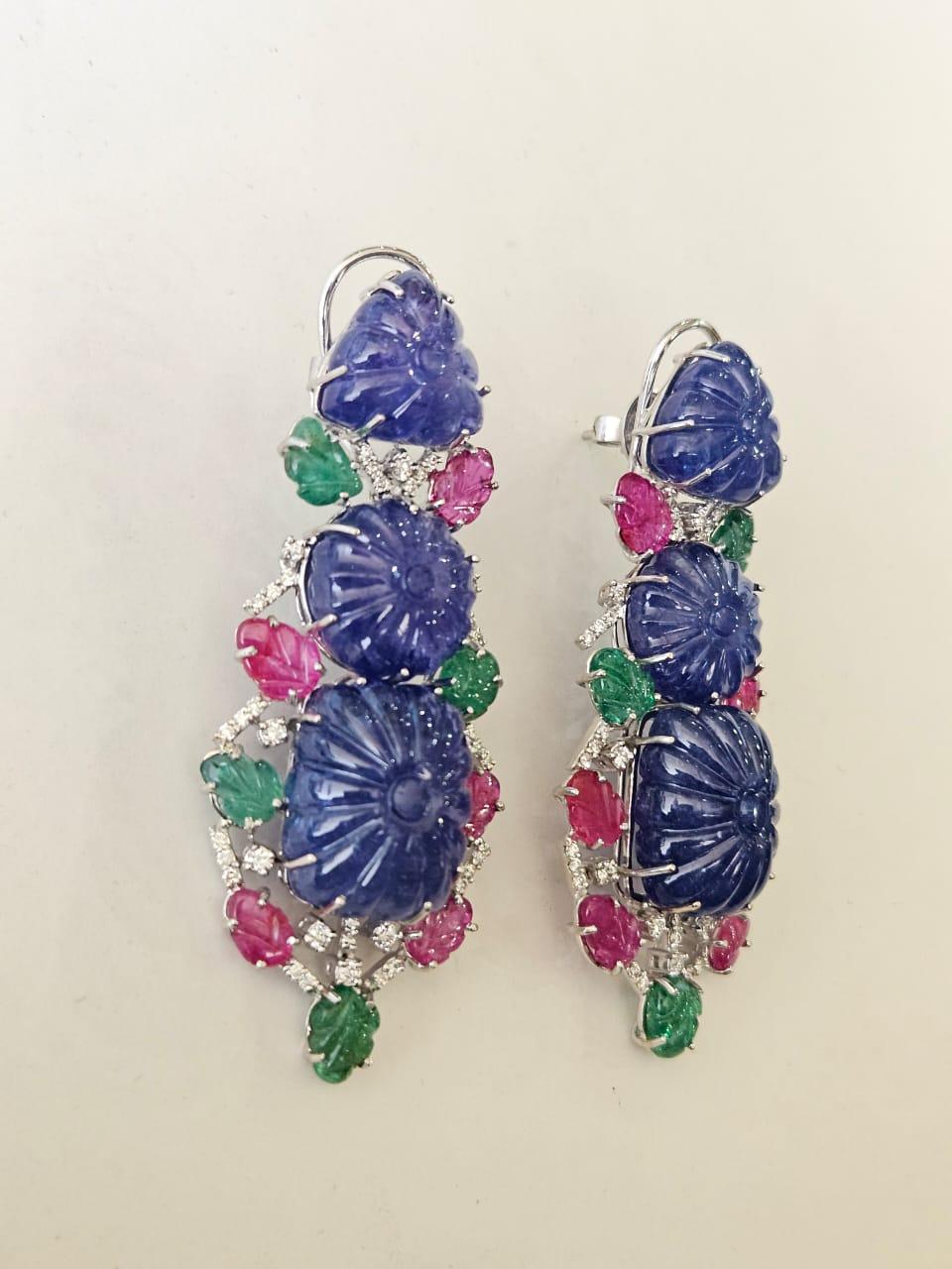 Taille ronde Boucles d'oreilles chandelier en or 18 carats, tanzanites, émeraudes, rubis et diamants sculptés en vente