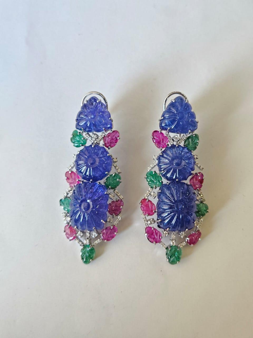 Boucles d'oreilles chandelier en or 18 carats, tanzanites, émeraudes, rubis et diamants sculptés Neuf - En vente à Hong Kong, HK