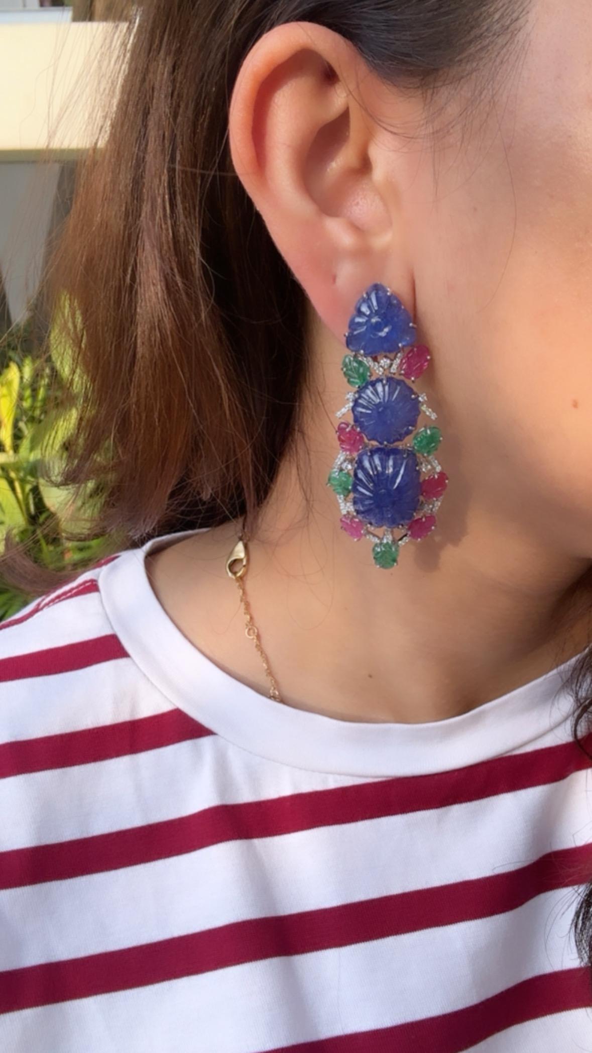 Boucles d'oreilles chandelier en or 18 carats, tanzanites, émeraudes, rubis et diamants sculptés Unisexe en vente