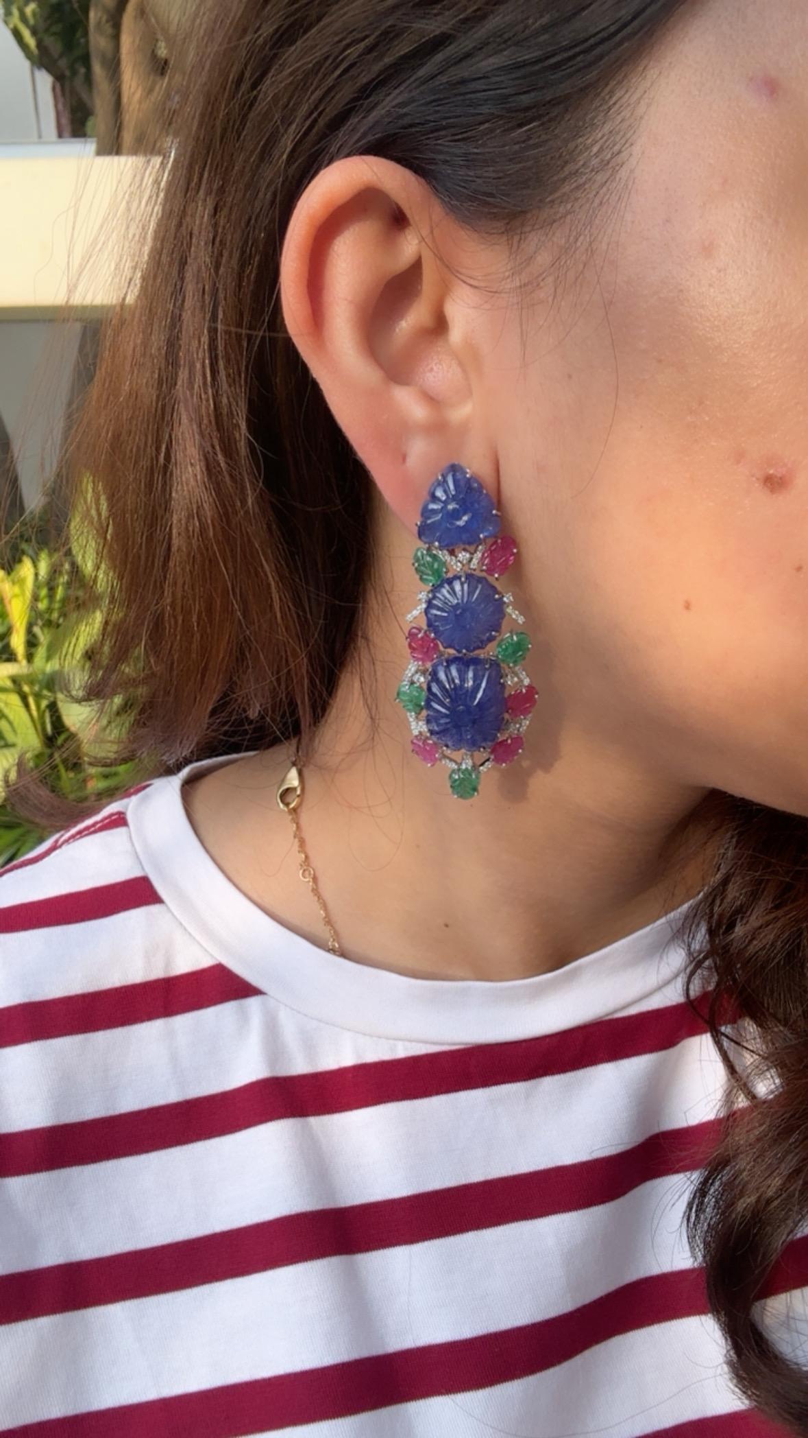 Boucles d'oreilles chandelier en or 18 carats, tanzanites, émeraudes, rubis et diamants sculptés en vente 1