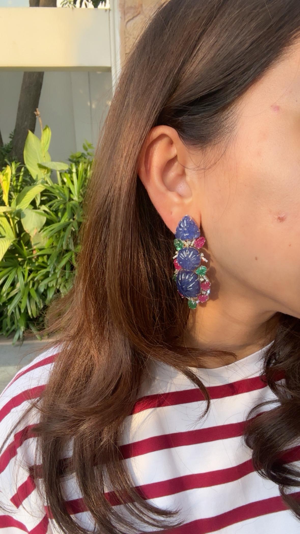 Boucles d'oreilles chandelier en or 18 carats, tanzanites, émeraudes, rubis et diamants sculptés en vente 2