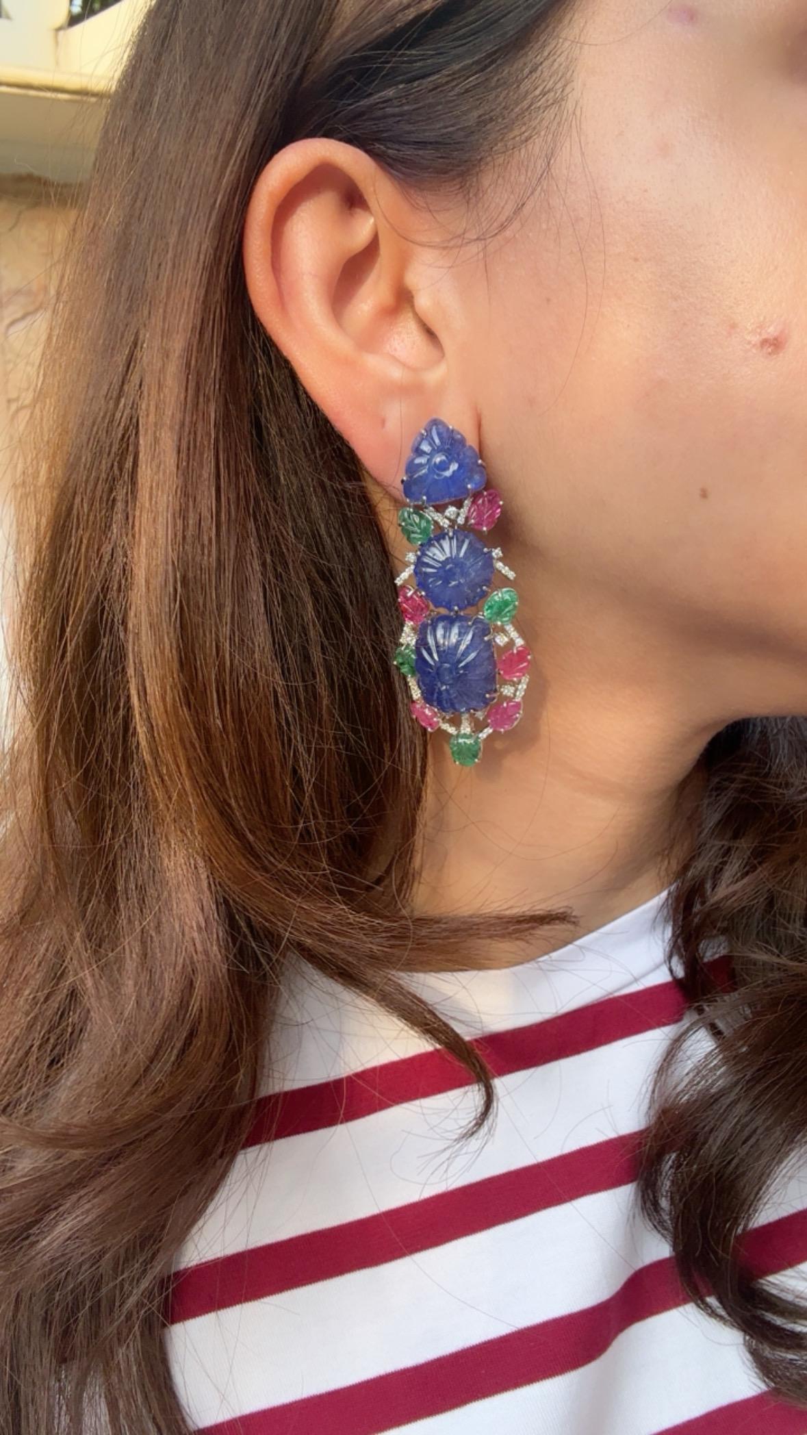 Boucles d'oreilles chandelier en or 18 carats, tanzanites, émeraudes, rubis et diamants sculptés en vente 3