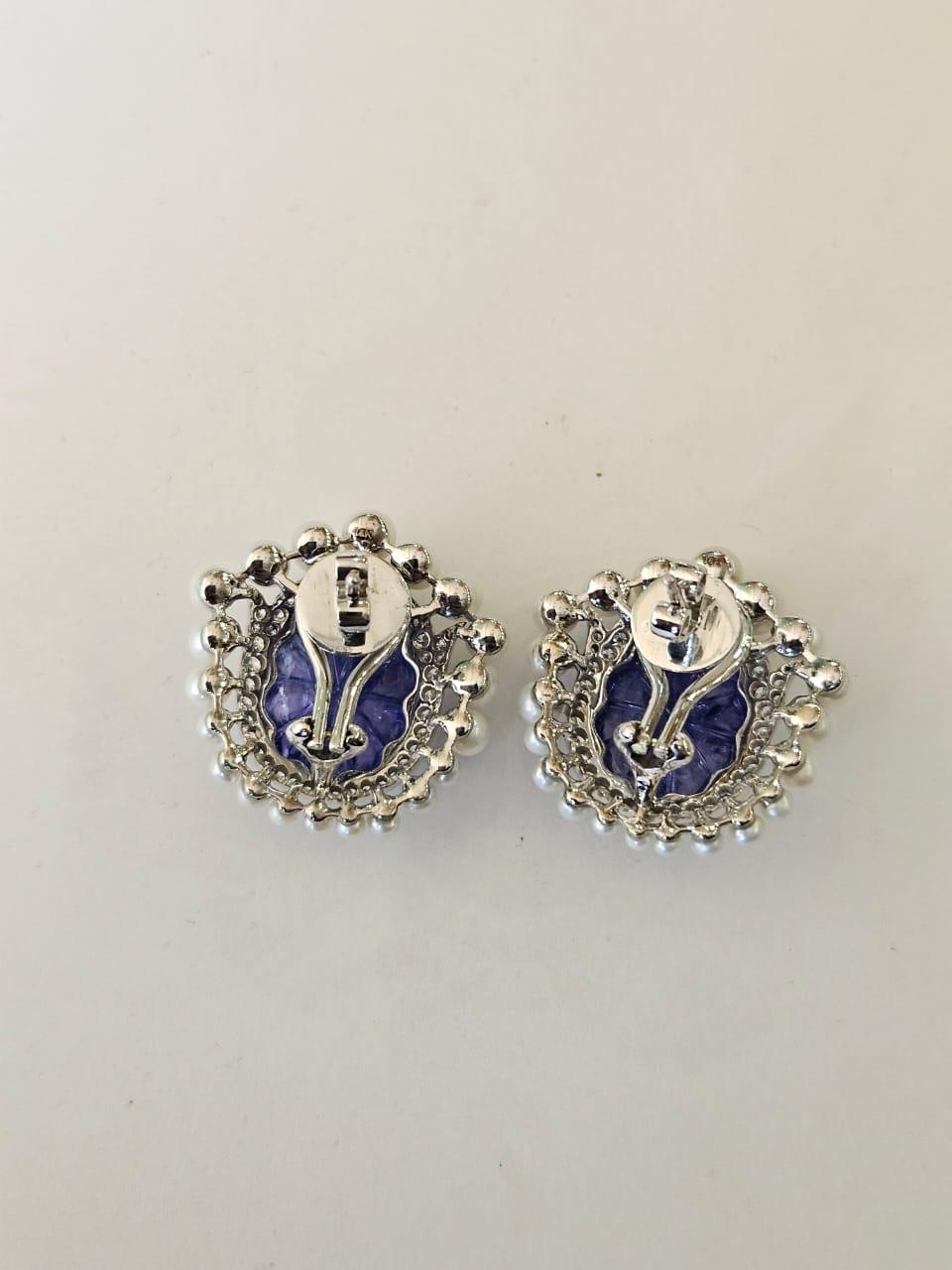Moderne Boucles d'oreilles en or 18 carats, Tanzanites sculptées, perles d'eau douce et diamants en vente
