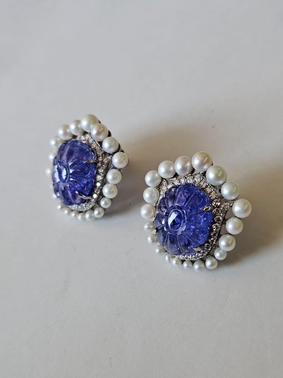Taille ronde Boucles d'oreilles en or 18 carats, Tanzanites sculptées, perles d'eau douce et diamants en vente