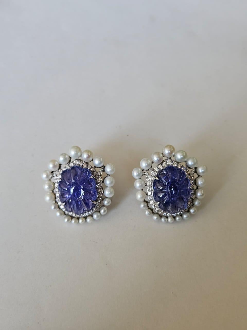 Boucles d'oreilles en or 18 carats, Tanzanites sculptées, perles d'eau douce et diamants Neuf - En vente à Hong Kong, HK