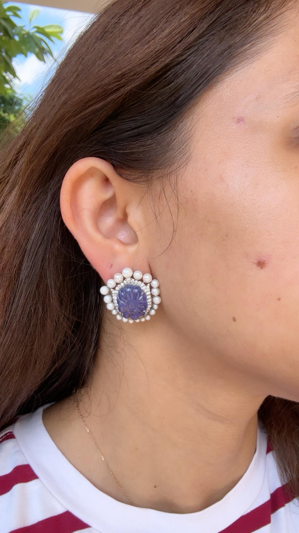 Boucles d'oreilles en or 18 carats, Tanzanites sculptées, perles d'eau douce et diamants en vente 1