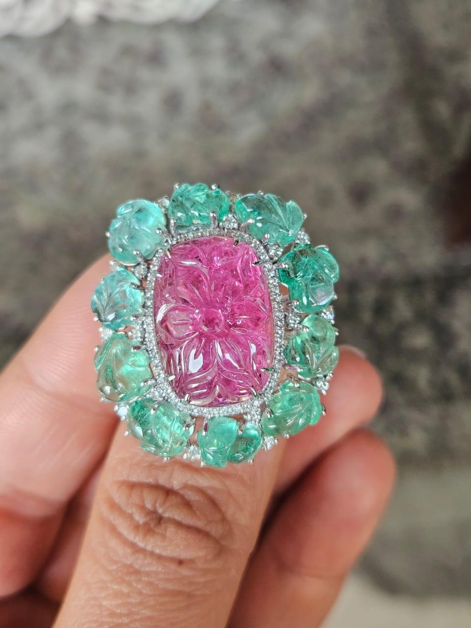 Un precioso anillo de cóctel de Turmalina y Esmeralda engastado en Oro Blanco de 18 quilates y Diamantes naturales. El peso de la Turmalina tallada es de 13.49 quilates. La Turmalina está tallada a mano en nuestro propio taller. El peso de las