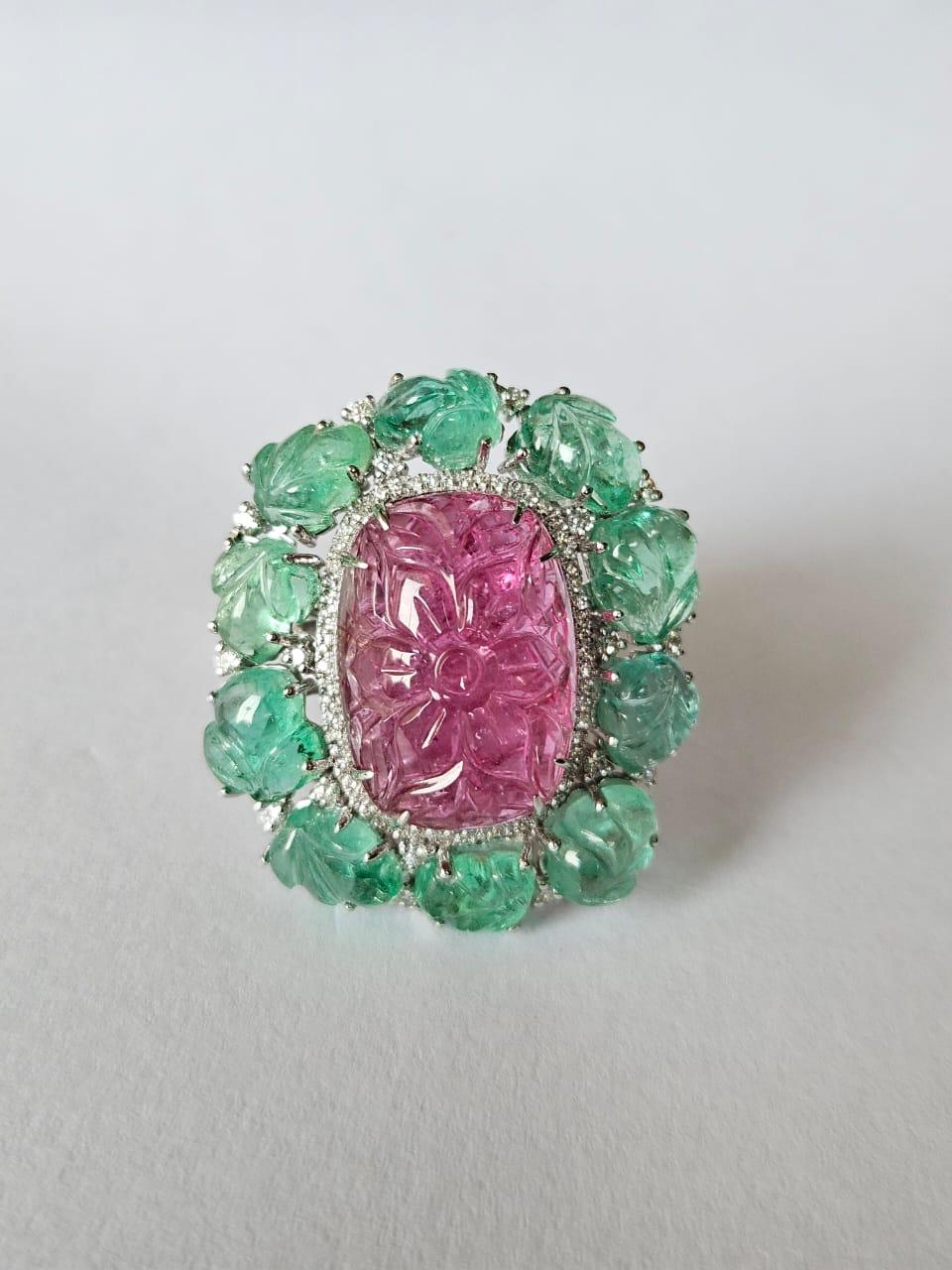 Engastado en Oro de 18K, Turmalina tallada, Esmeraldas y Diamantes Anillo de Cóctel en Nuevo Estado en Hong Kong, HK