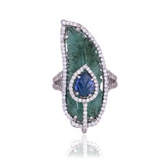 Anello da cocktail con smeraldo dello Zambia, zaffiro blu e diamanti intagliati, incastonato in oro 18 carati