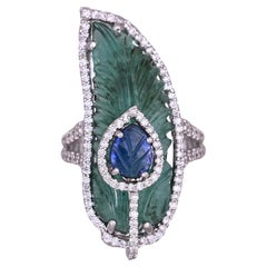 Anello da cocktail con smeraldo dello Zambia, zaffiro blu e diamanti intagliati, incastonato in oro 18 carati