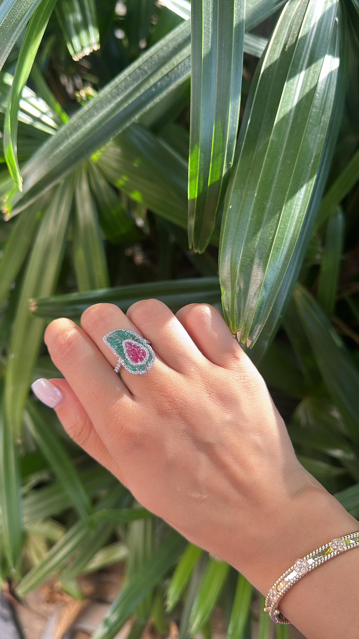 In 18K Gold gefasst, geschnitzter sambischer Smaragd, geschnitzter Rubin & Diamanten Cocktail Ring im Angebot 5