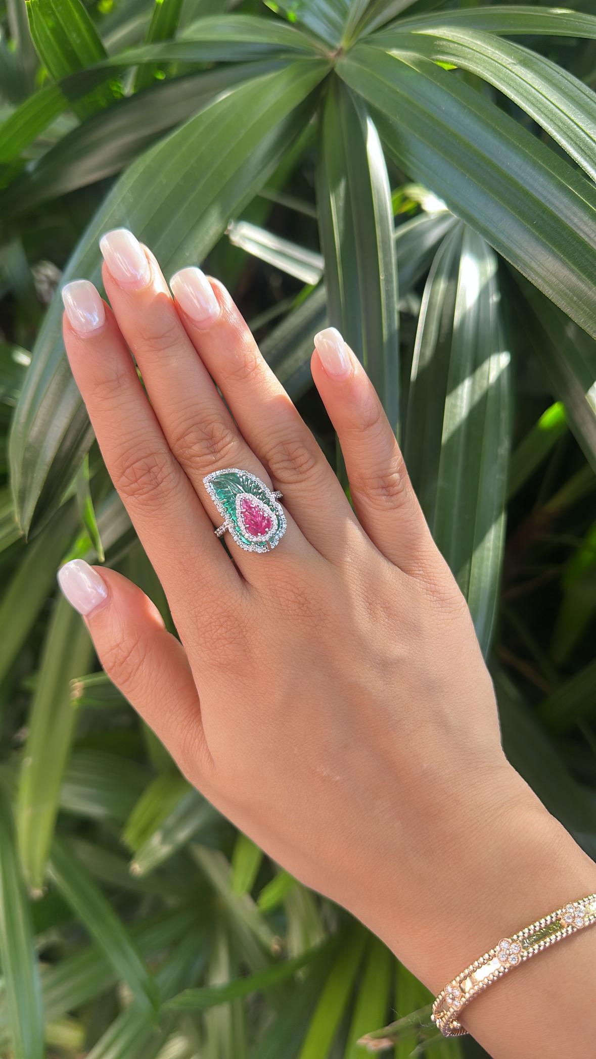 In 18K Gold gefasst, geschnitzter sambischer Smaragd, geschnitzter Rubin & Diamanten Cocktail Ring im Angebot 6