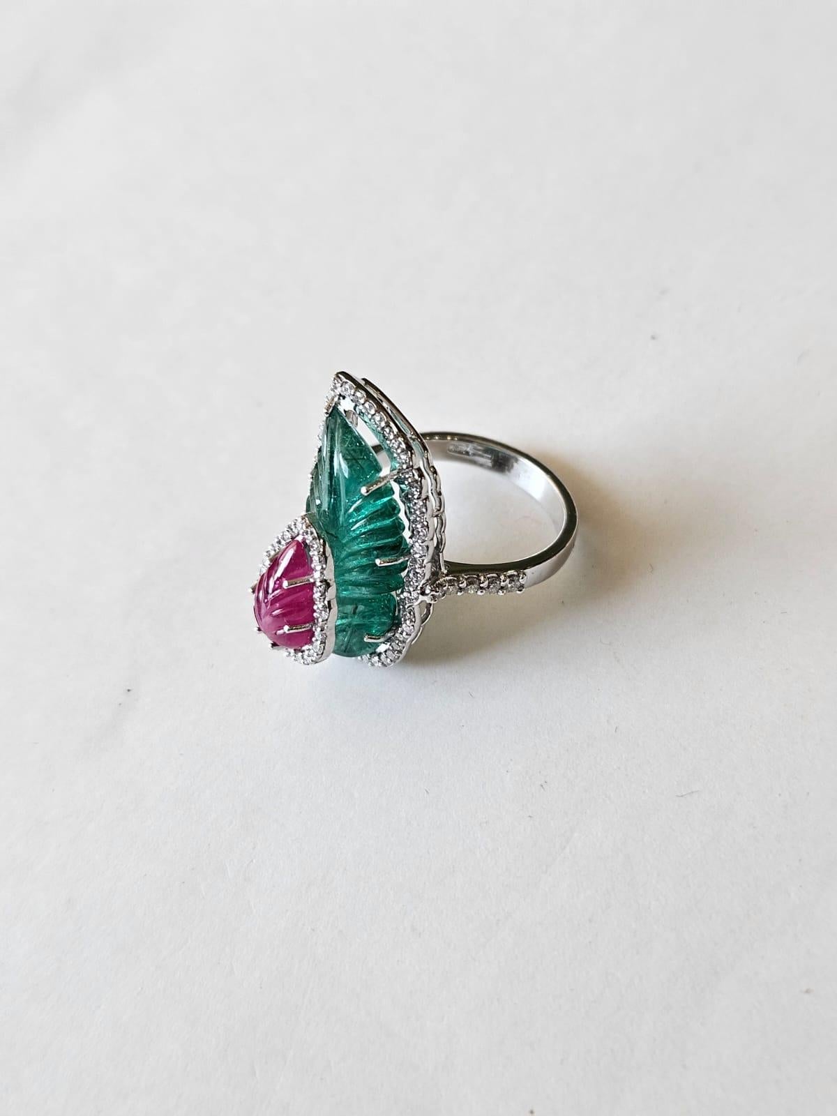 In 18K Gold gefasst, geschnitzter sambischer Smaragd, geschnitzter Rubin & Diamanten Cocktail Ring (Rundschliff) im Angebot