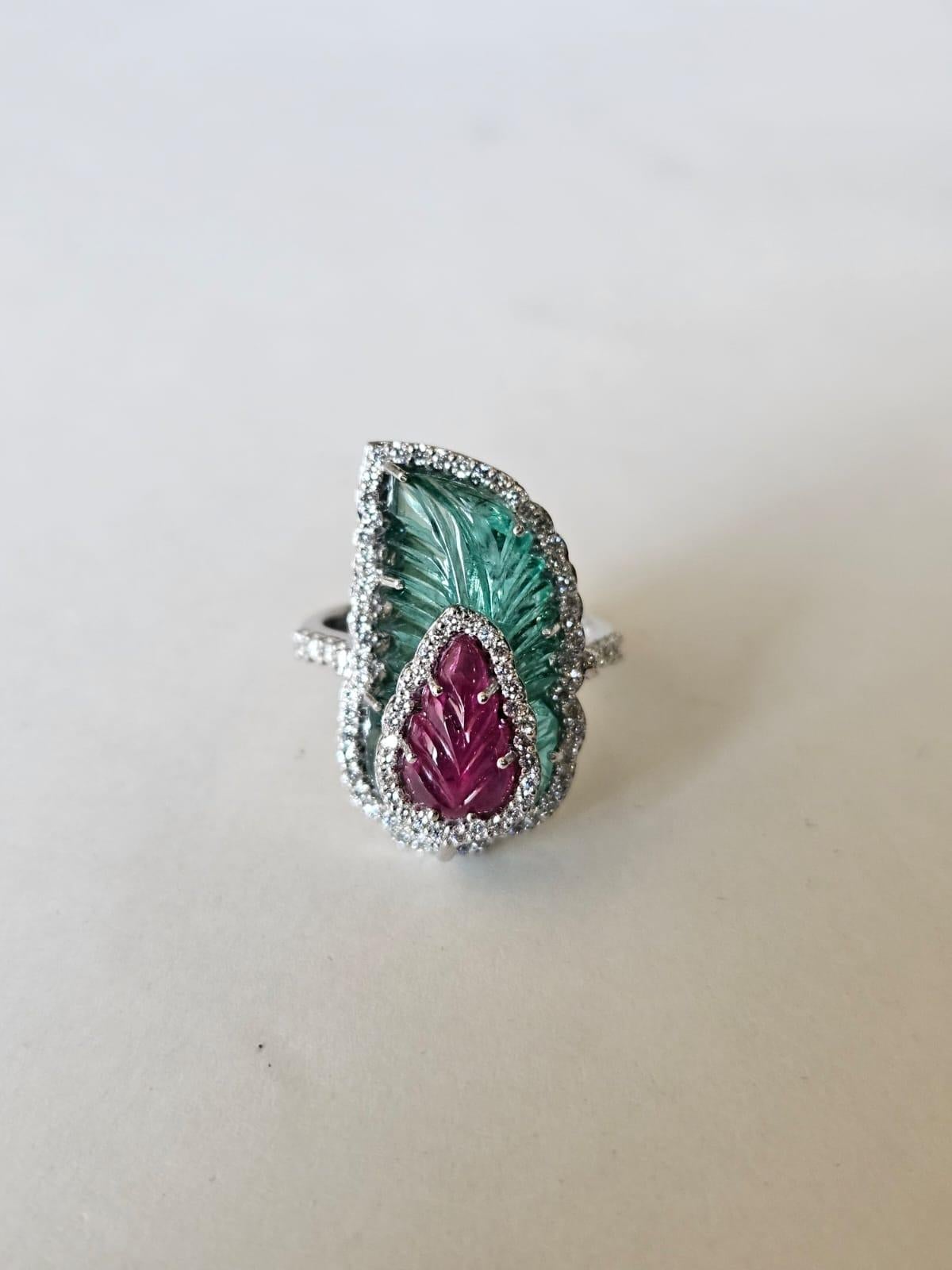 In 18K Gold gefasst, geschnitzter sambischer Smaragd, geschnitzter Rubin & Diamanten Cocktail Ring im Zustand „Neu“ im Angebot in Hong Kong, HK