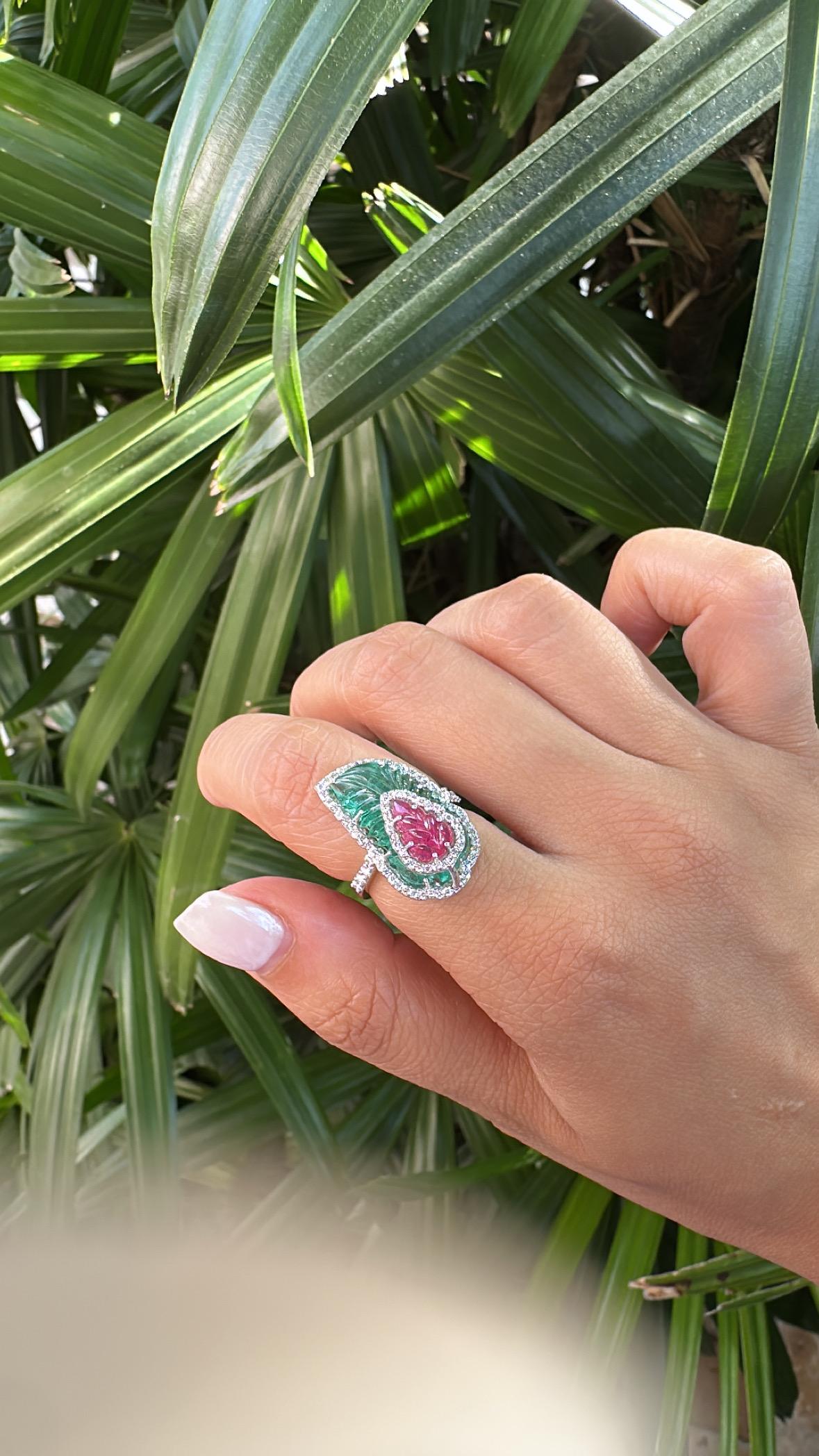 In 18K Gold gefasst, geschnitzter sambischer Smaragd, geschnitzter Rubin & Diamanten Cocktail Ring für Damen oder Herren im Angebot