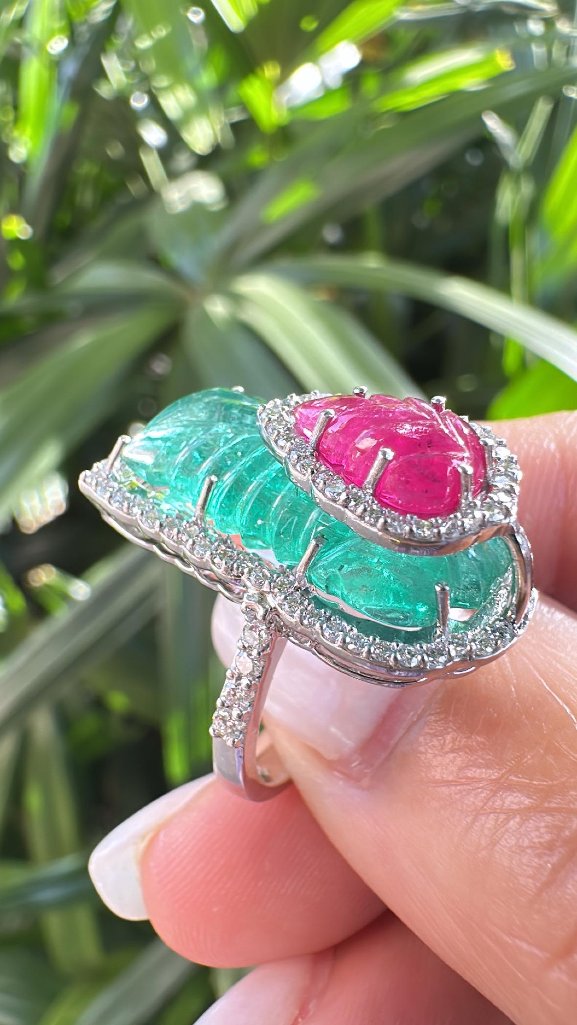 In 18K Gold gefasst, geschnitzter sambischer Smaragd, geschnitzter Rubin & Diamanten Cocktail Ring im Angebot 2