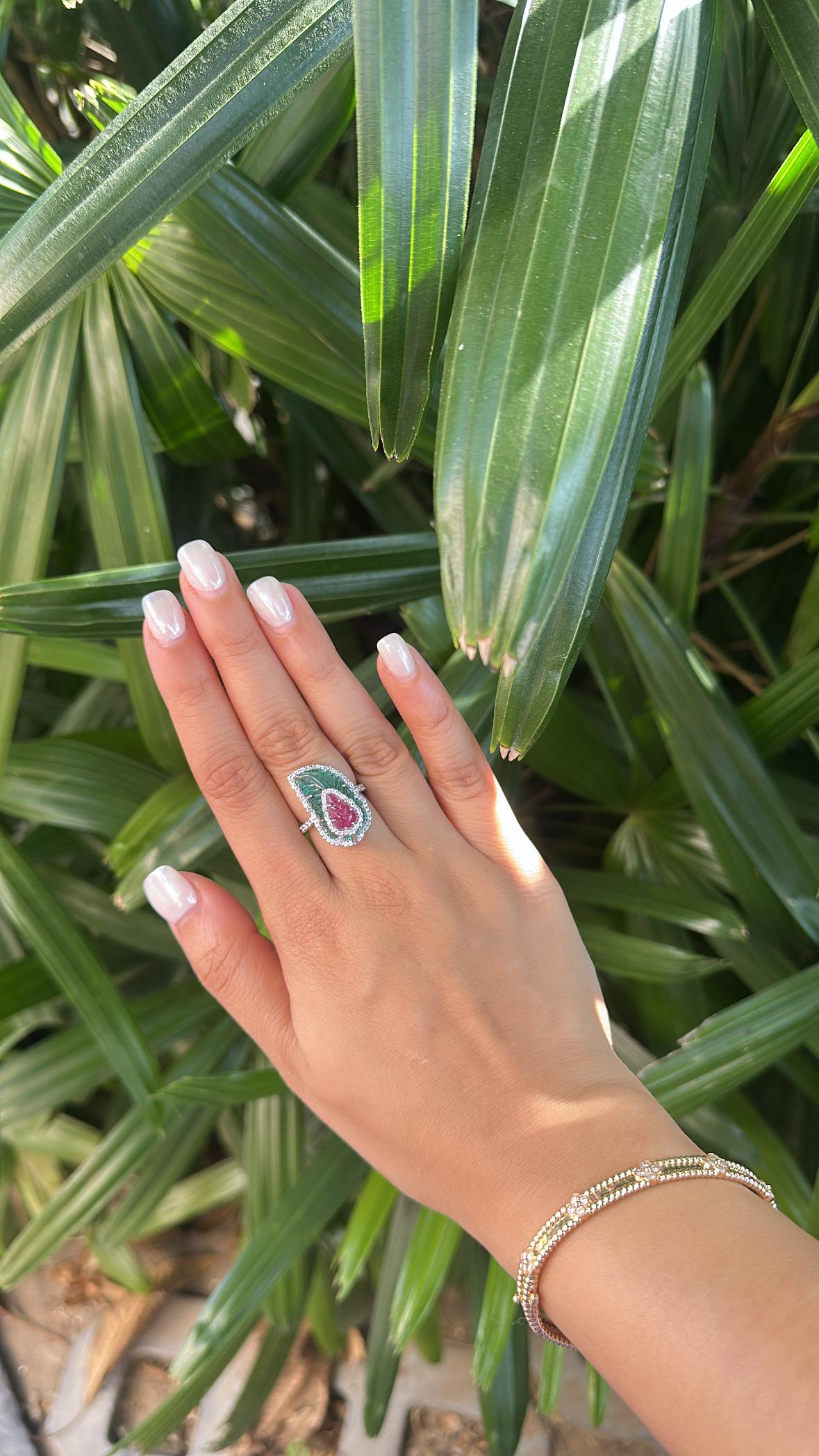 In 18K Gold gefasst, geschnitzter sambischer Smaragd, geschnitzter Rubin & Diamanten Cocktail Ring im Angebot 3