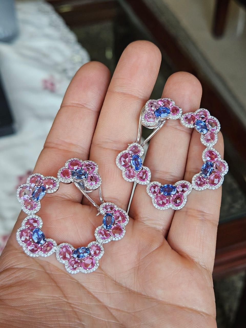 Un bellissimo orecchino a lampadario con zaffiri blu e zaffiri rosa in oro bianco 18 carati e diamanti naturali. Il peso degli zaffiri blu è di 5.95 carati. Gli zaffiri blu sono di origine ceylon (Sri Lanka). Il peso degli zaffiri rosa è di 12.41