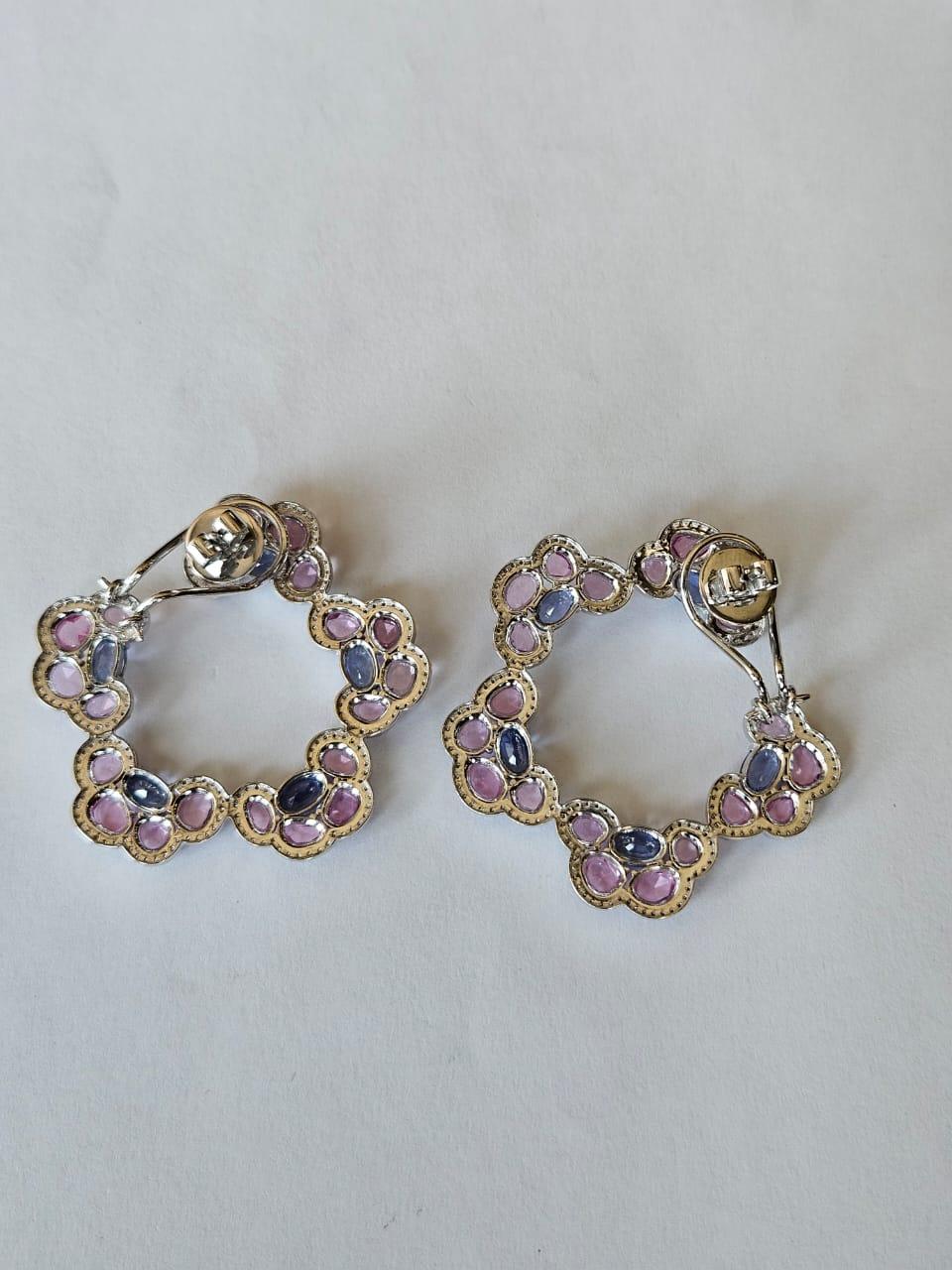 Moderno Orecchini chandelier in oro 18 carati, zaffiri blu e rosa di Ceylon e diamanti in vendita