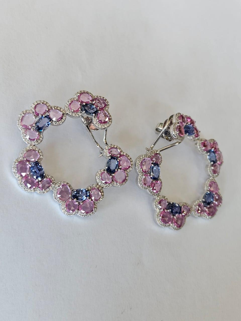 Taglio ovale Orecchini chandelier in oro 18 carati, zaffiri blu e rosa di Ceylon e diamanti in vendita