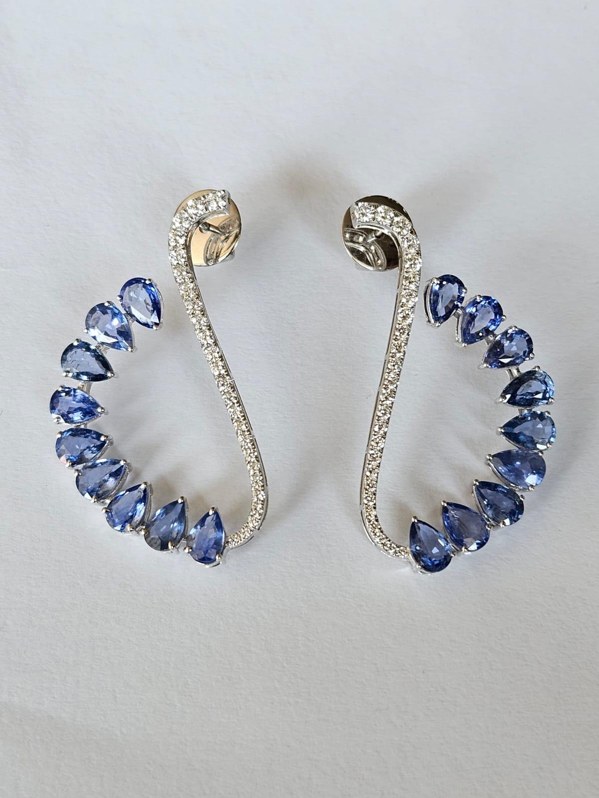 Set in 18K Gold, Ceylon Blue Sapphire & Diamonds Dangle/ Chandelier Earrings In New Condition For Sale In Hong Kong, HK