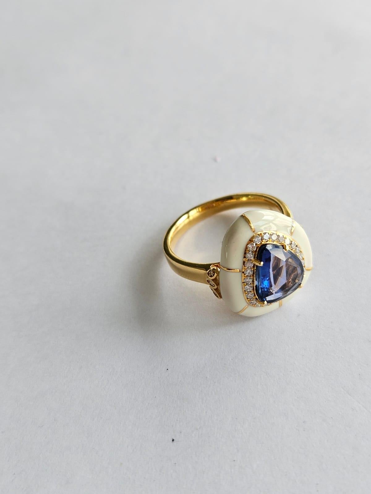 Verlobungsring aus 18 Karat Gold, Ceylon-Blauem Saphir, weißer Emaille und Diamanten (Rosenschliff)