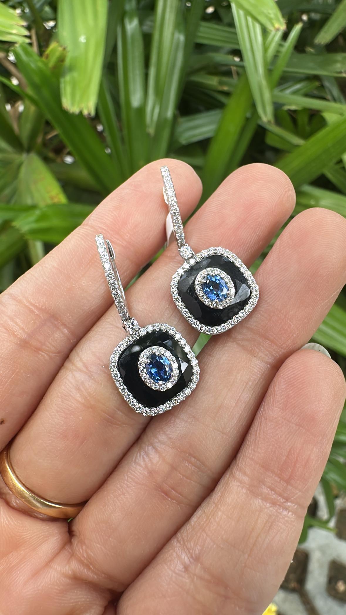 Orecchini pendenti in oro 18K, zaffiri blu di Ceylon, onice nero e diamanti in vendita 4