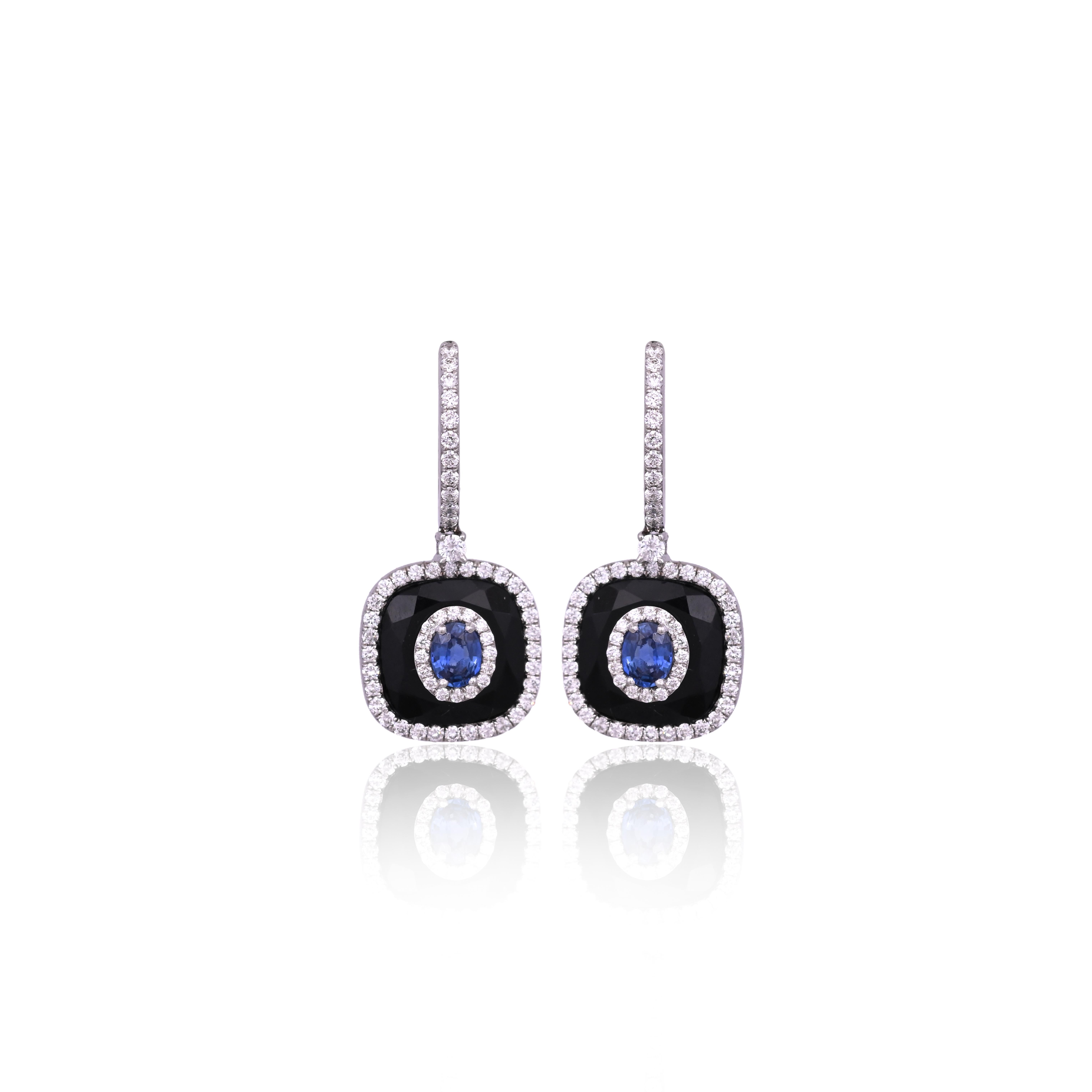 Splendidi e bellissimi orecchini pendenti in stile moderno con zaffiri blu e onice nera, incastonati in oro bianco 18 carati e diamanti naturali. Il peso degli zaffiri blu è di 0,67 carati. Gli zaffiri blu sono di origine ceylon (Sri Lanka). Il peso