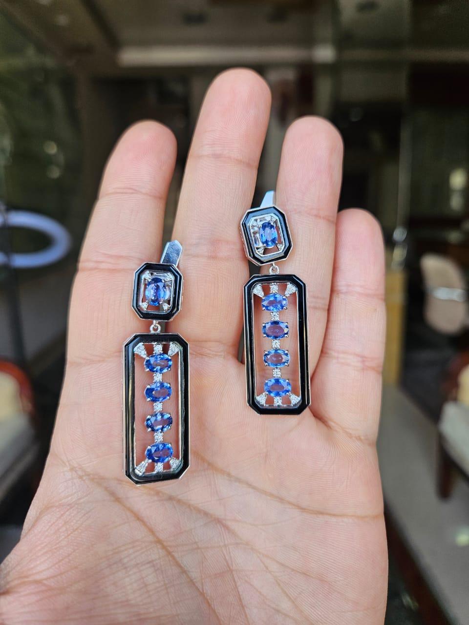 Taille ovale Boucles d'oreilles pendantes en or 18 carats, saphirs bleus de Ceylan, onyx noir et diamants en vente