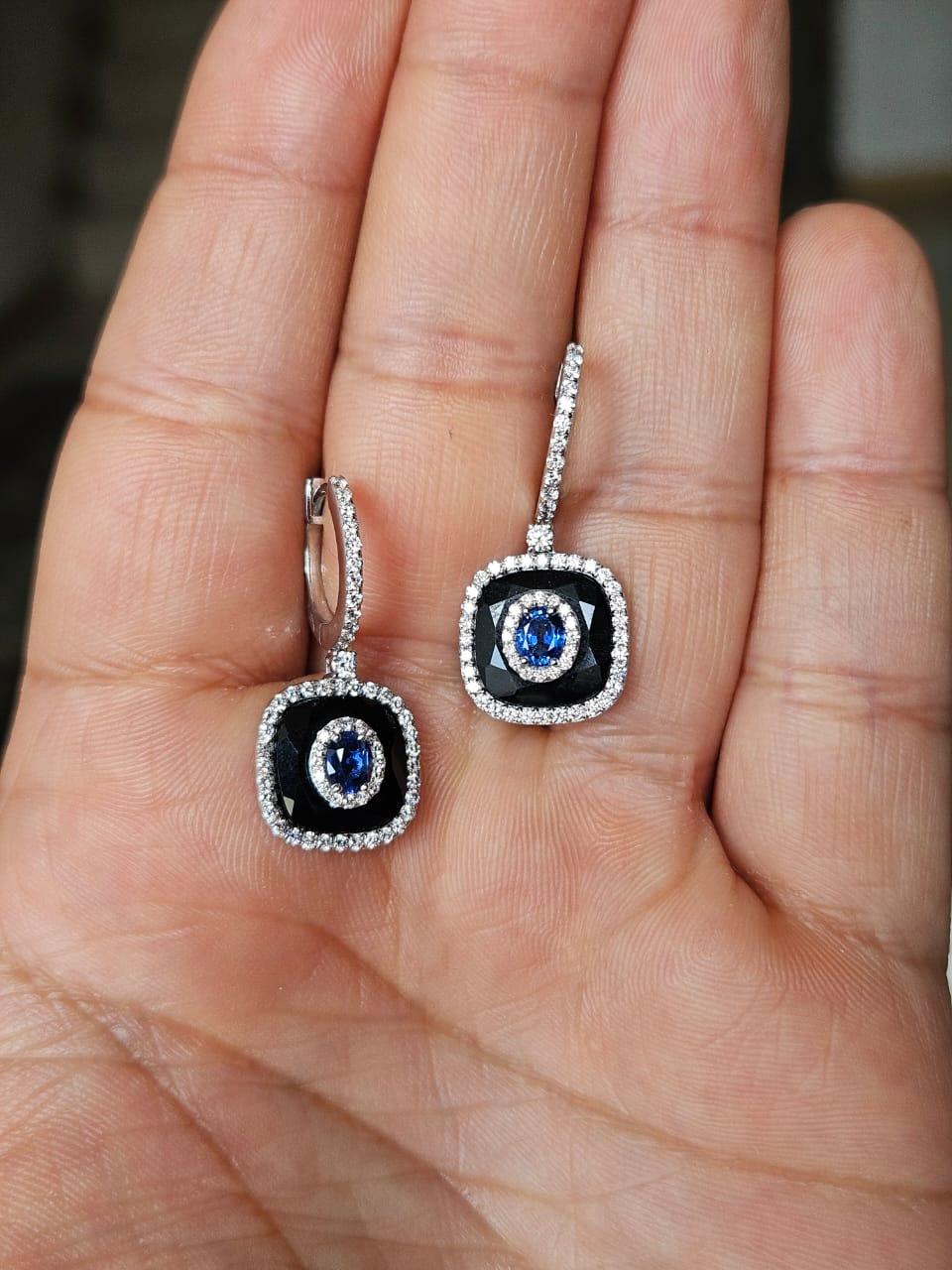 Taglio ovale Orecchini pendenti in oro 18K, zaffiri blu di Ceylon, onice nero e diamanti in vendita