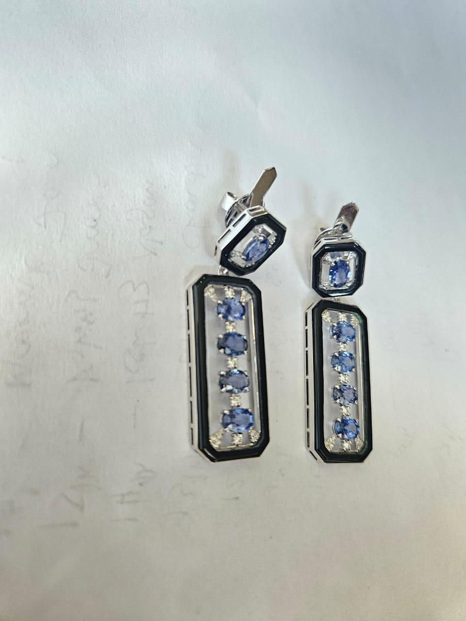 Orecchini pendenti in oro 18K, zaffiri blu di Ceylon, onice nero e diamanti In condizioni Nuovo in vendita a Hong Kong, HK
