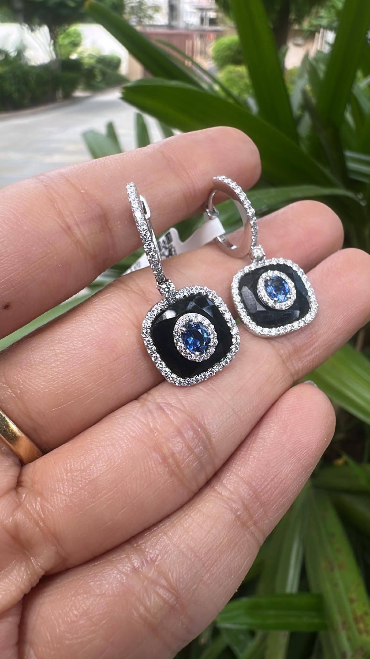 Orecchini pendenti in oro 18K, zaffiri blu di Ceylon, onice nero e diamanti in vendita 2