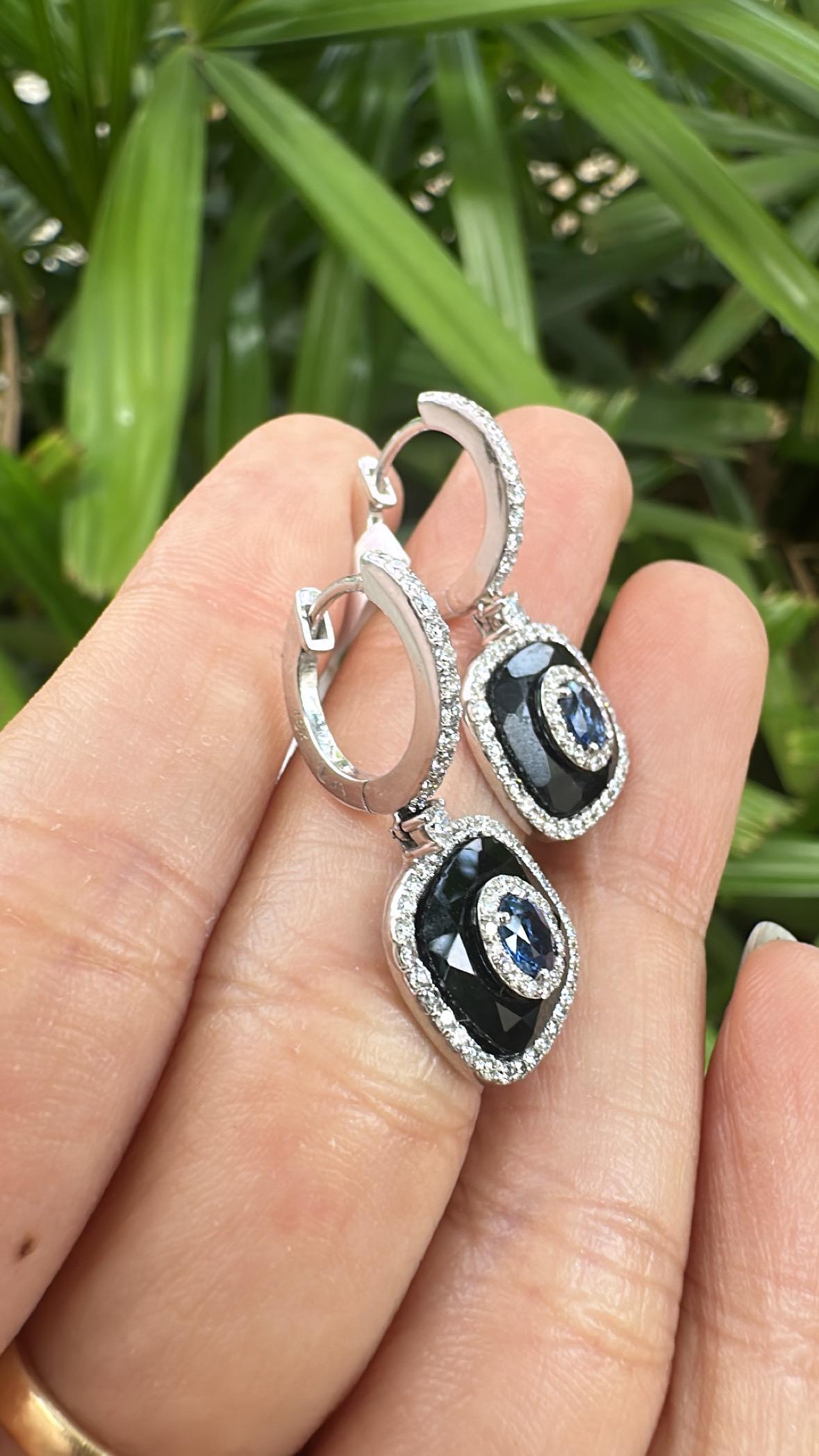 Orecchini pendenti in oro 18K, zaffiri blu di Ceylon, onice nero e diamanti in vendita 3