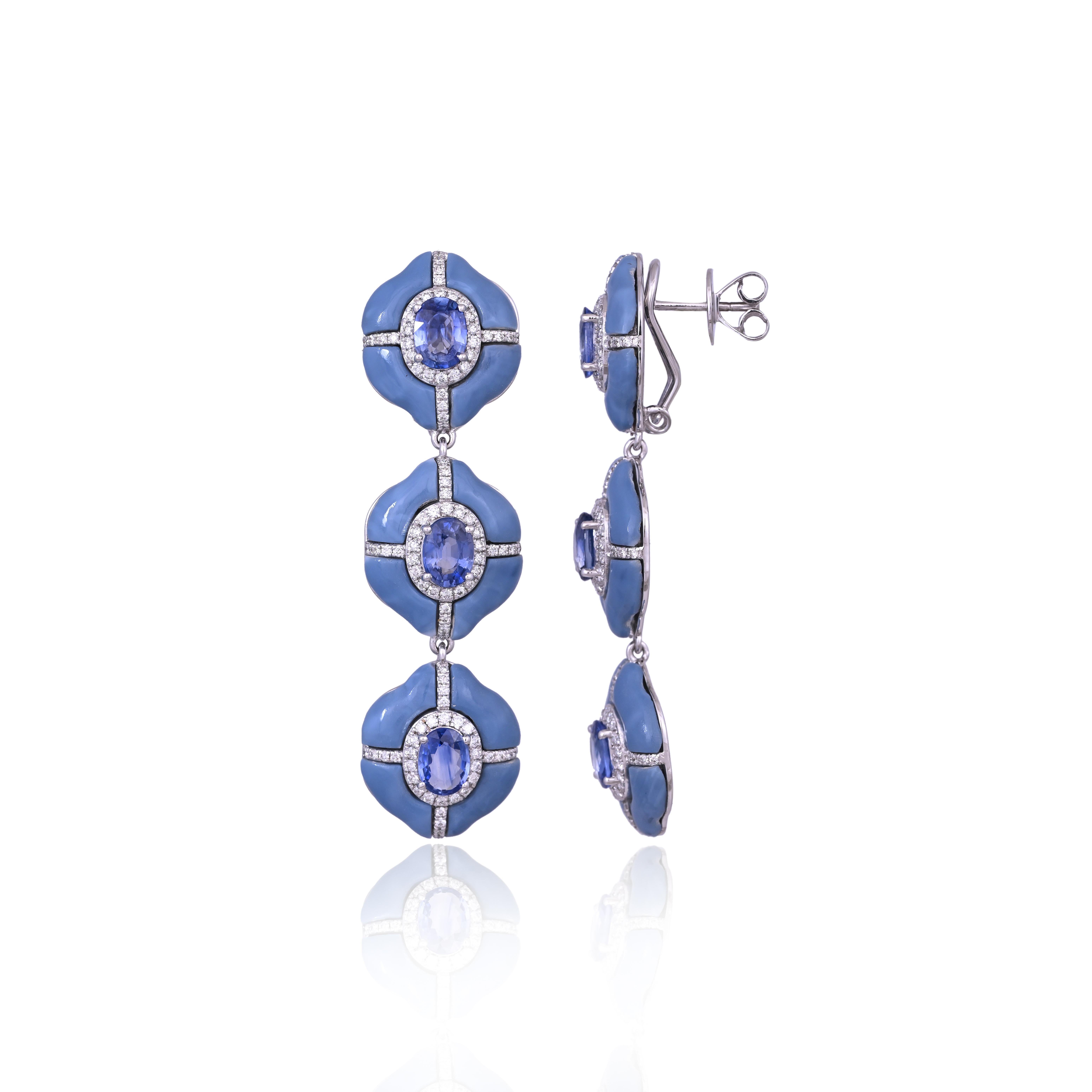 Ein wunderschönes, modernes Schmuckstück mit blauen Saphiren und blauem Opal in 18 Karat Weißgold und natürlichen Diamanten. Das Gewicht der blauen Saphire beträgt 5.78 Karat. Die blauen Saphire stammen aus Ceylon (Sri Lanka). Das Gewicht des Blauen
