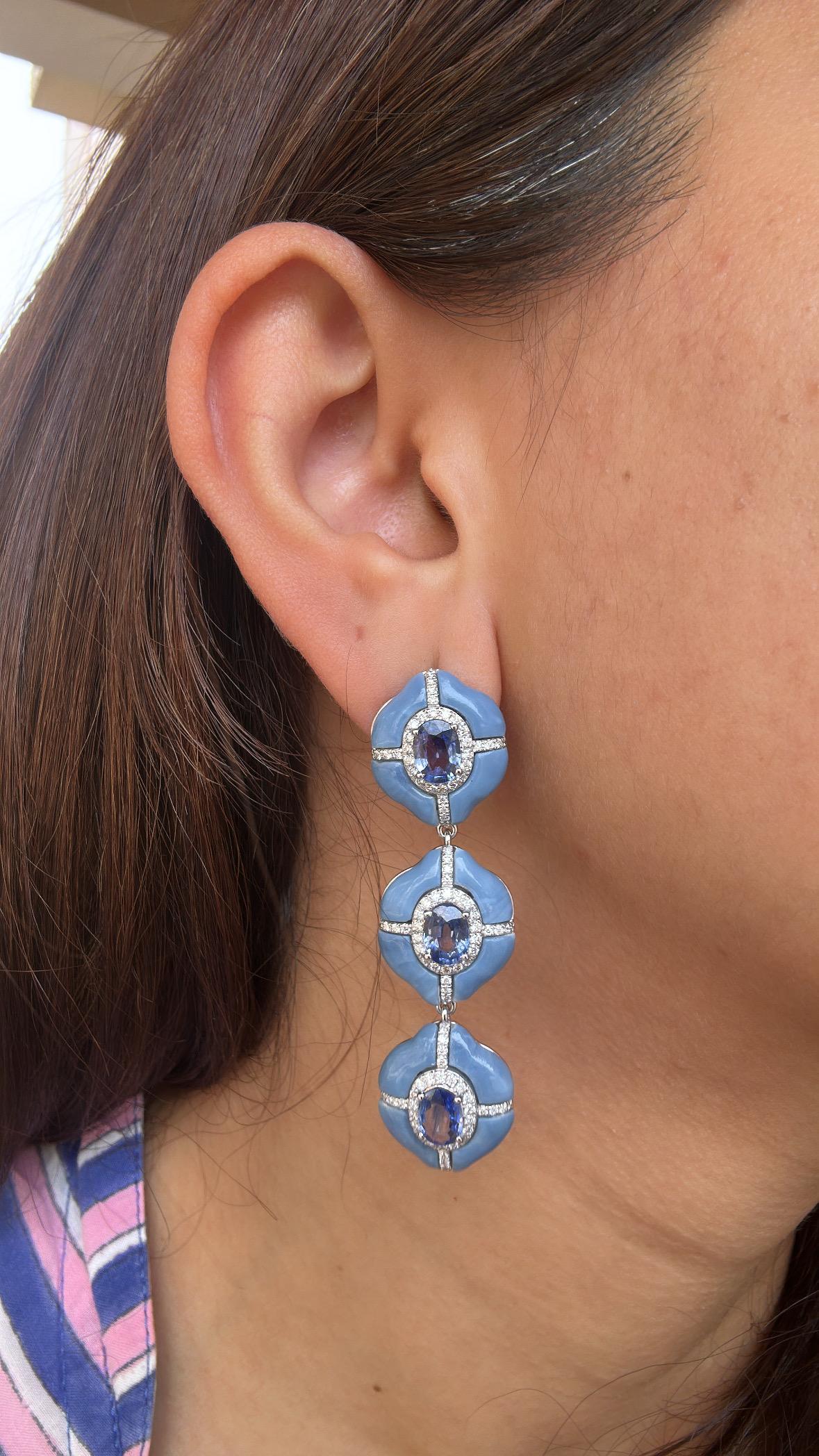 Chandelier-Ohrring aus 18 Karat Gold, blauen Ceylon-Saphiren, blauen Opalen und Diamanten im Angebot 1