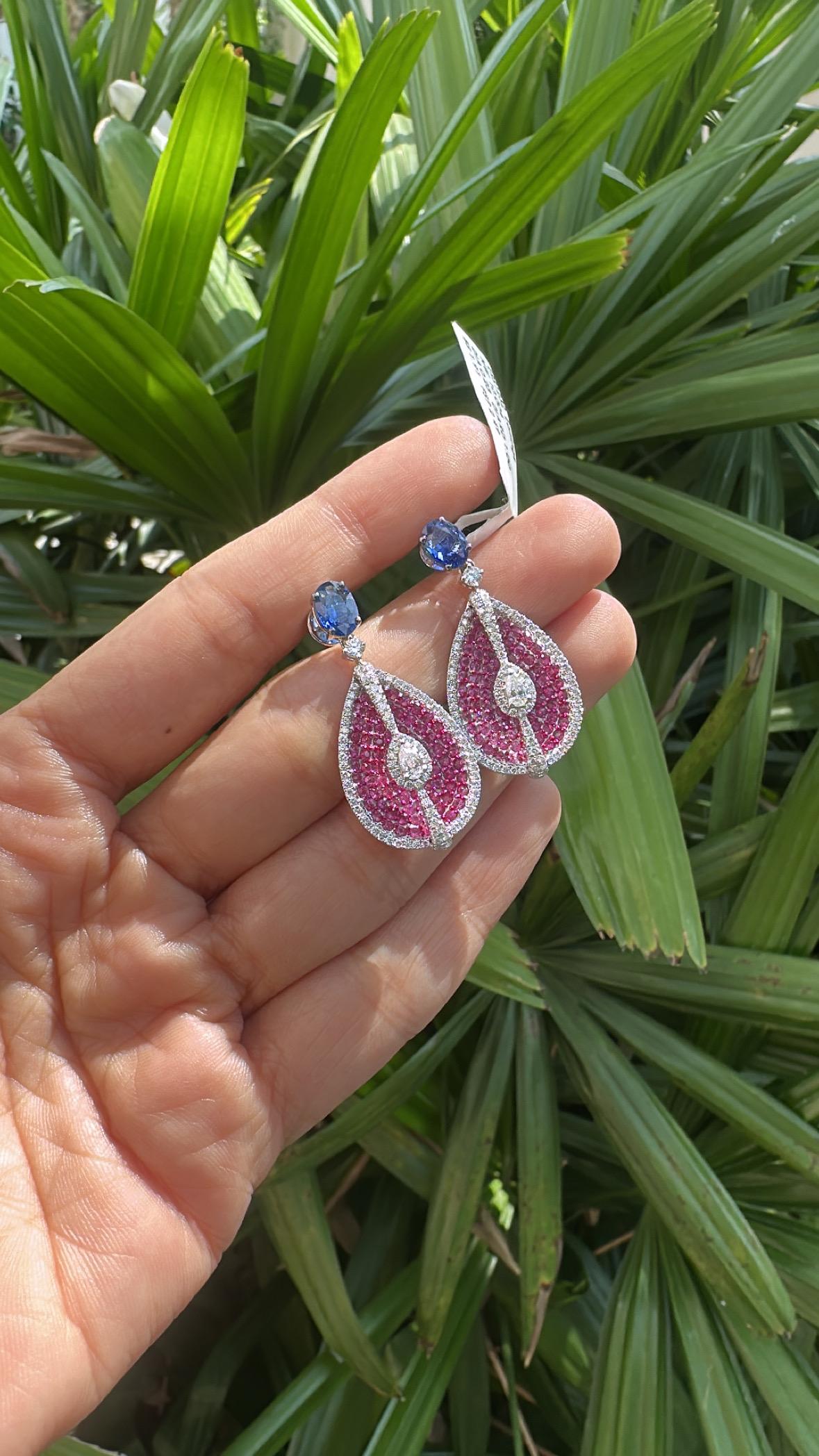 Orecchini pendenti in oro 18 carati, zaffiri blu di Ceylon, zaffiri rosa e diamanti in vendita 4