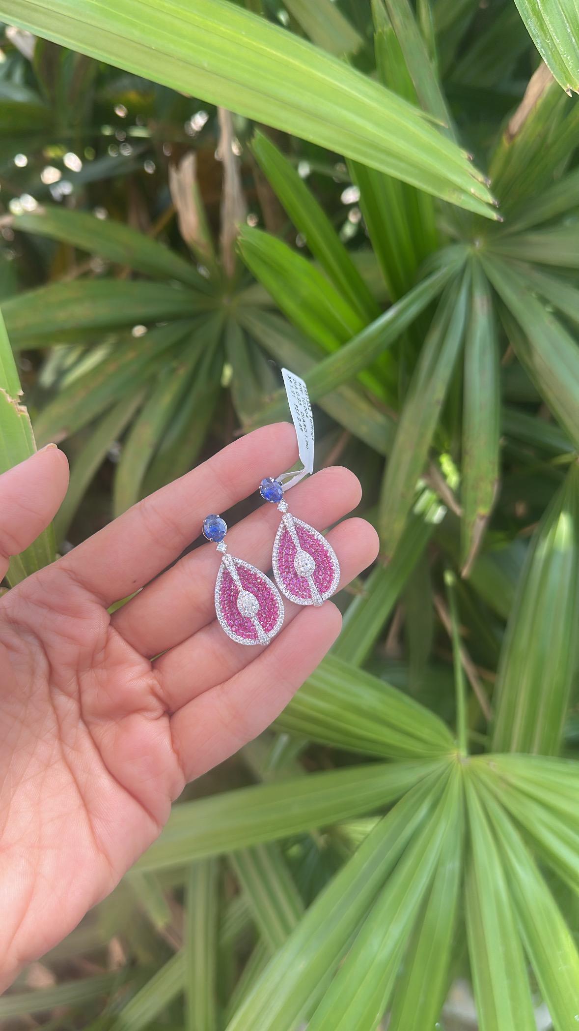 Orecchini pendenti in oro 18 carati, zaffiri blu di Ceylon, zaffiri rosa e diamanti in vendita 5