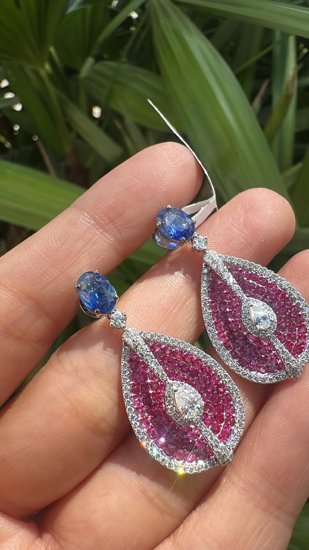 Orecchini pendenti in oro 18 carati, zaffiri blu di Ceylon, zaffiri rosa e diamanti in vendita 6
