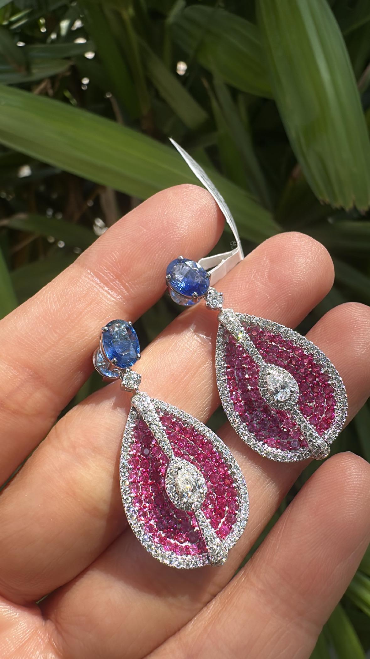 Orecchini pendenti in oro 18 carati, zaffiri blu di Ceylon, zaffiri rosa e diamanti in vendita 7