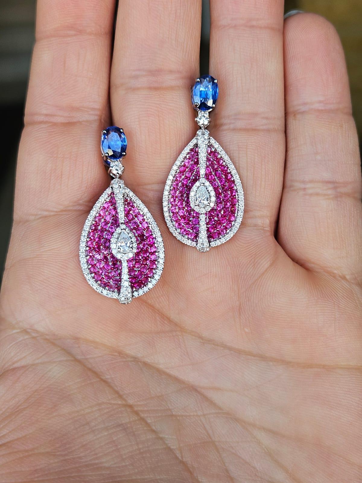 Un bellissimo orecchino a goccia in stile moderno con zaffiri blu e zaffiri rosa, incastonato in oro bianco 18 carati e diamanti naturali. Il peso degli zaffiri blu è di 1,91 carati. Gli zaffiri blu sono di origine ceylon (Sri Lanka). Il peso degli