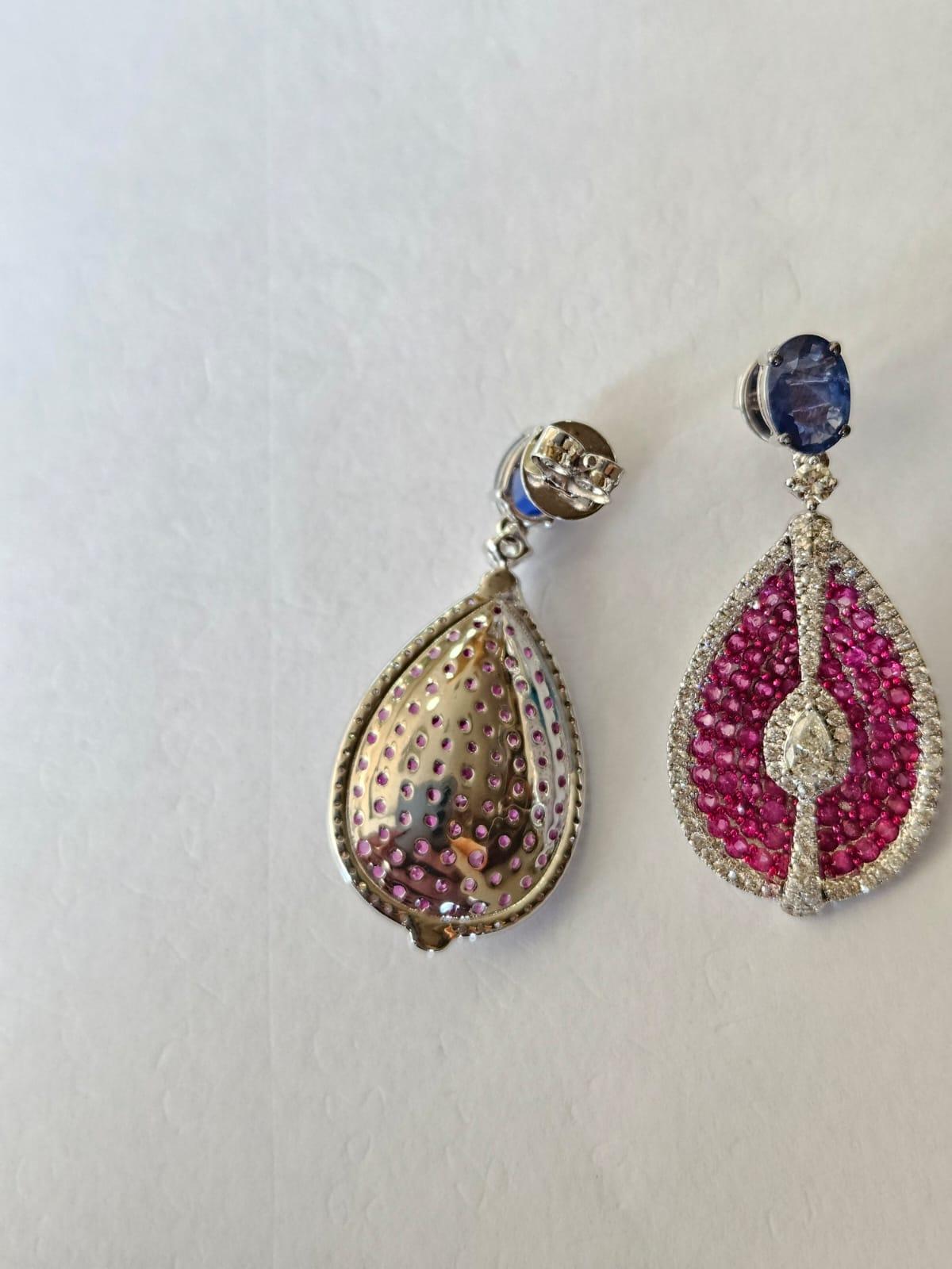 Moderno Orecchini pendenti in oro 18 carati, zaffiri blu di Ceylon, zaffiri rosa e diamanti in vendita