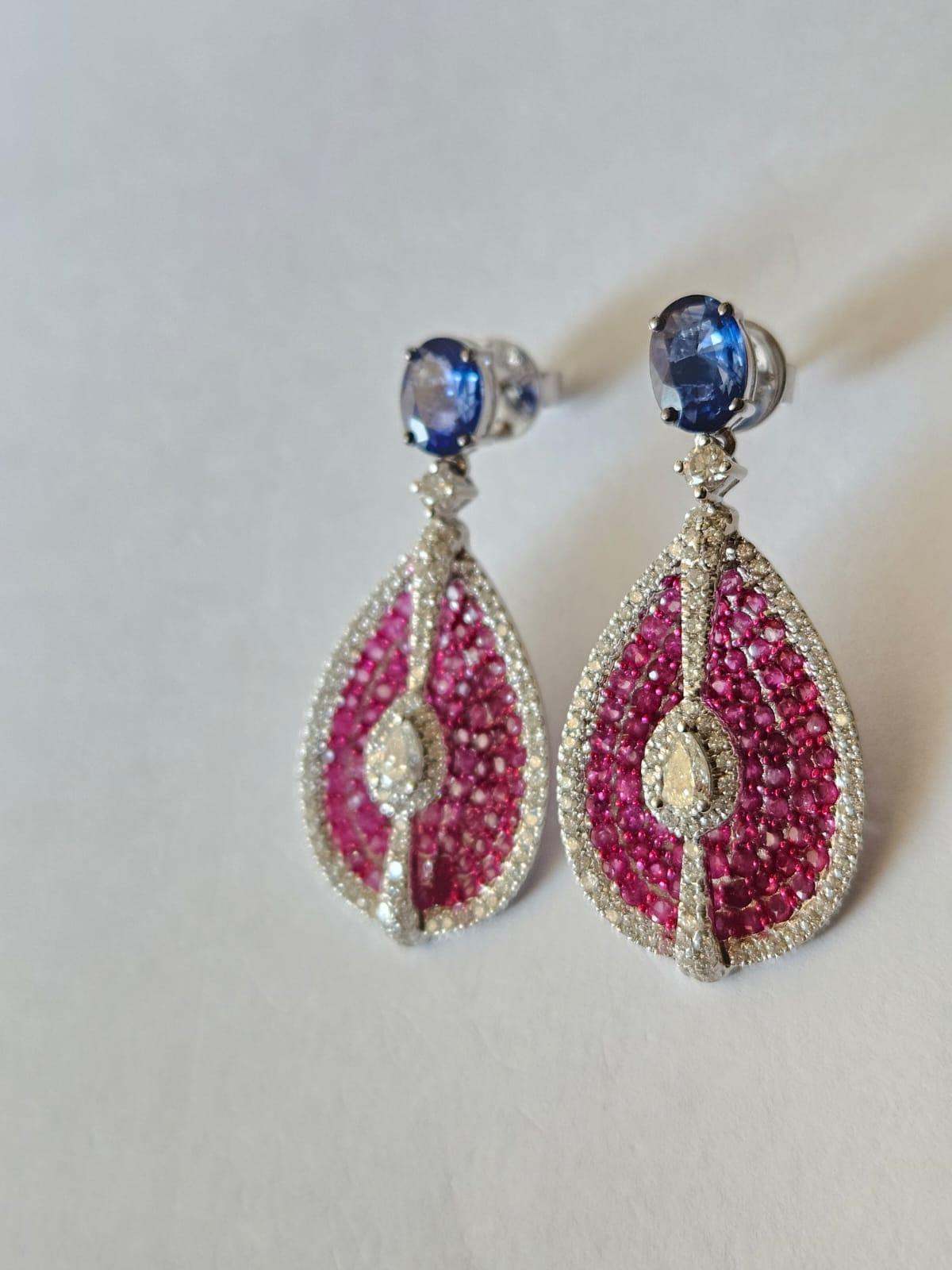 Taglio rotondo Orecchini pendenti in oro 18 carati, zaffiri blu di Ceylon, zaffiri rosa e diamanti in vendita