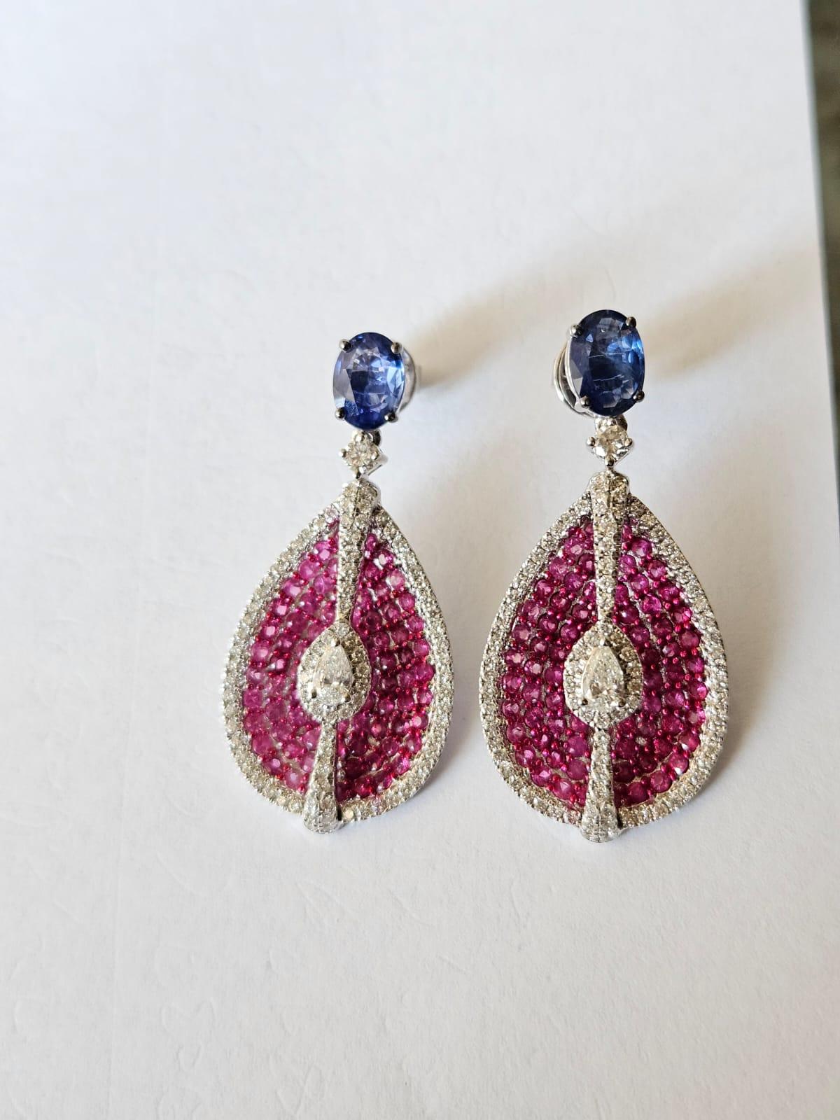 Orecchini pendenti in oro 18 carati, zaffiri blu di Ceylon, zaffiri rosa e diamanti In condizioni Nuovo in vendita a Hong Kong, HK